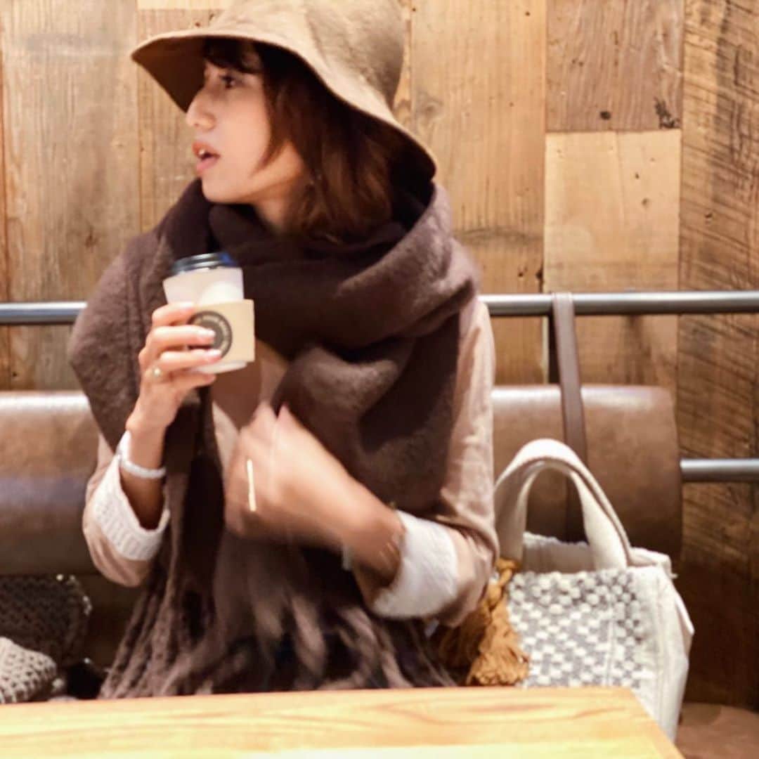 eiko kagamiのインスタグラム：「. . ふわっふわストール🤎 @sandlessmoon  最高すぎる🐻 . . . . . #sandlessmoon  #サンドレスムーン #ボヘミアンスタイル #大人ボヘミアン #大人カジュアル #ブラウンコーデ」