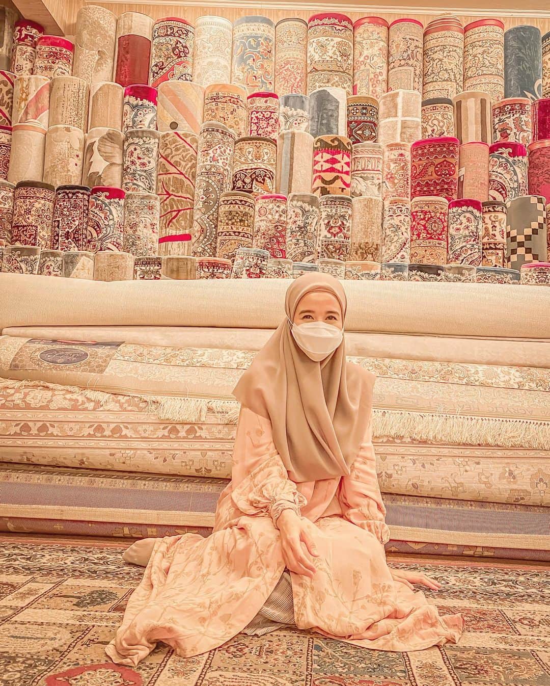 ラウディアシンシアベラのインスタグラム：「بِسْمِ اللَّهِ   ✨  Foto ini beberapa minggu lalu di @albarkatcarpets 🤍 Seneng banget nemuin tempat jual karpet selengkap ini, pilihannya super banyak sampe bingung mau pilih yang mana 😆 tempatnya juga nyaman bersih dann ownernya pun baik,  masyaAllah super reccomended 👍🏻」