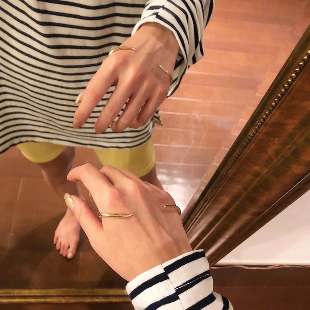 のインスタグラム：「昨日は大好き @1113mary & @takeyukinakajima 夫婦の家で、いつも美味しい #mary飯 を食べながら、久々ゆっくりたっぷり会えて喋ってたのしかった〜🧑🏻👩🏽👩🏼‍🦰🌈💓🌿﻿ ﻿ まりがデザイナーから全部やってるジュエリーブランド @mon_tokyo のアクセたちを色々付けさせてもらって、も〜かわいいのがあり過ぎて困った👏🏼😂✨﻿ ﻿ 月をまたぎながら←💸、欲しいものは全てオーダーしようと思っている中で、まずはまりのストーリー見て連絡したくらい、キュンときて欲しかったハンドジュエリー？を友人の特権に甘えて、まだサンプル段階だったのですがw、いち早くオーダーさせてもらってきました🤩﻿ ﻿ これがほんっとにかわいくて、付けててもそのまま手を洗えちゃうくらい、いい感じのフィット具合だったり、付け心地の機能性もバッチリでさすが👌🏼💫﻿ ﻿ MON.tokyoのジュエリーは、全てまりの手作りで、完全受注生産なんですが、デザインや素材へのこだわりはもちろん、老若男女つけられるようにと、年齢関係なく、男性でも付けられるデザインもあったり、一つ一つ、まりの想いがギュッと詰まっているジュエリーで😌🌟﻿ ﻿ ブランドをはじめる前からワクワクしながら聞いていたり、サンプル見せてもらったりしていて、とにかく楽しみにしてました🥰﻿ ﻿ 実際に見て付けたら、分かってはいたけど、欲しいものがあり過ぎて、やっぱりジュエリーへのトキメキは永遠ですね🤤💍✨﻿ ﻿ ついでに、私の結婚指輪まで超音波洗浄してくれちゃって、旦那さんにもらった時みたいにピカピカキラキラになって、うれしかった〜👏🏼🤣💕﻿ ﻿ 心友がジュエリーデザイナーって、最高かな🥴💘﻿ ﻿ まり、たけ、昨日もありがとう〜🥳﻿ 次回は旦那さんも一緒にお邪魔しまぁす👦🏻💖﻿ ﻿ あぁ出来上がりがたのしみだぁ🙈🎁✨﻿ ﻿ #jewelry #accessories #accessory #ring #necklace #fashion #style #montokyo #bestie #日常」