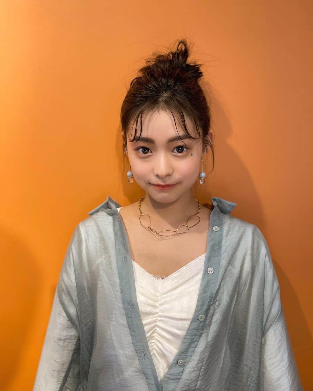 のインスタグラム：「❤︎ ﻿ ﻿ MERYのオンラインサロンのお仕事で、﻿ ハニルメイクを教えていただきました😳﻿ ﻿ メイクとヘアアレンジだけでこんなに﻿ 変わるのか、、と😦💭﻿ ﻿ 衣装も全て韓国仕様でDHOLICさんです👗﻿ ﻿ 楽しかったな〜〜〜﻿ 自分でできるようになりたいね👀﻿ ﻿  ﻿ #ハニルメイク#dholic」