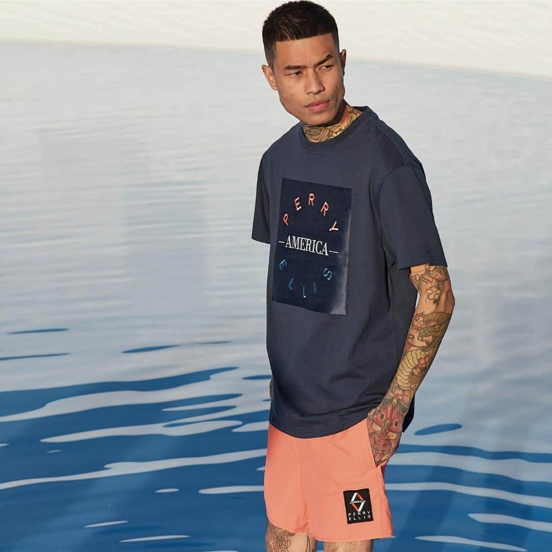 ペリーエリスのインスタグラム：「Perry Ellis America revisits fashion history with our most iconic 90s streetwear styles, featuring exclusive limited edition recreations. #lifereadysince1976」