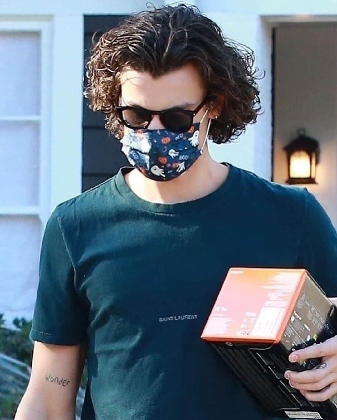 Just Jaredさんのインスタグラム写真 - (Just JaredInstagram)「@shawnmendes wore an adorable Halloween-themed mask while running an errand with @camila_cabello on Wednesday afternoon. #ShawnMendes #CamilaCabello Photos: Backgrid」10月15日 9時20分 - justjared