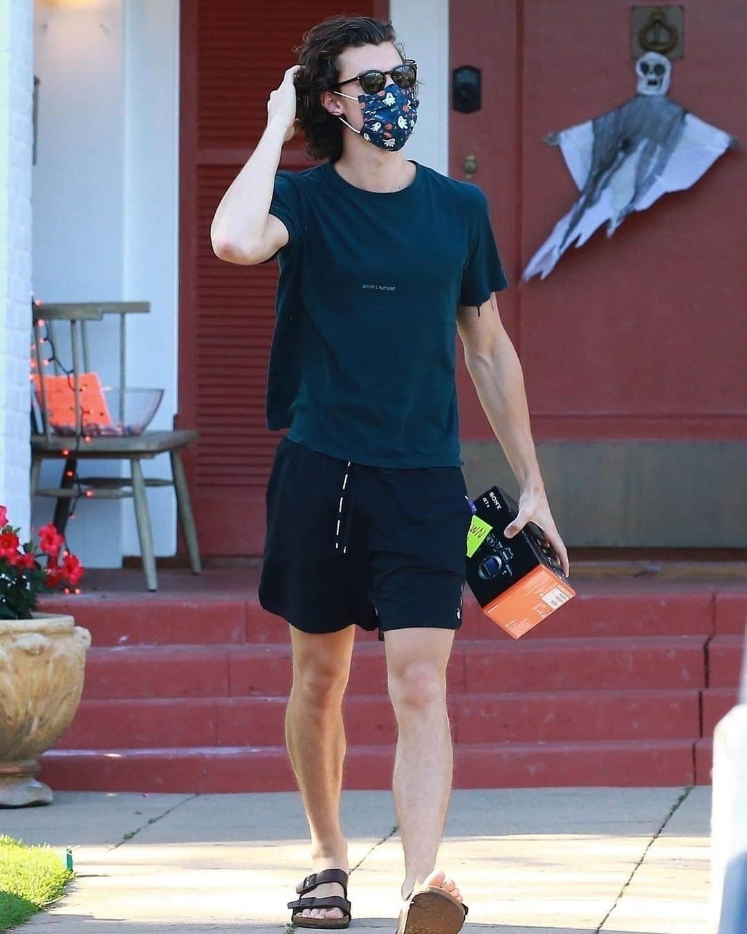 Just Jaredさんのインスタグラム写真 - (Just JaredInstagram)「@shawnmendes wore an adorable Halloween-themed mask while running an errand with @camila_cabello on Wednesday afternoon. #ShawnMendes #CamilaCabello Photos: Backgrid」10月15日 9時20分 - justjared