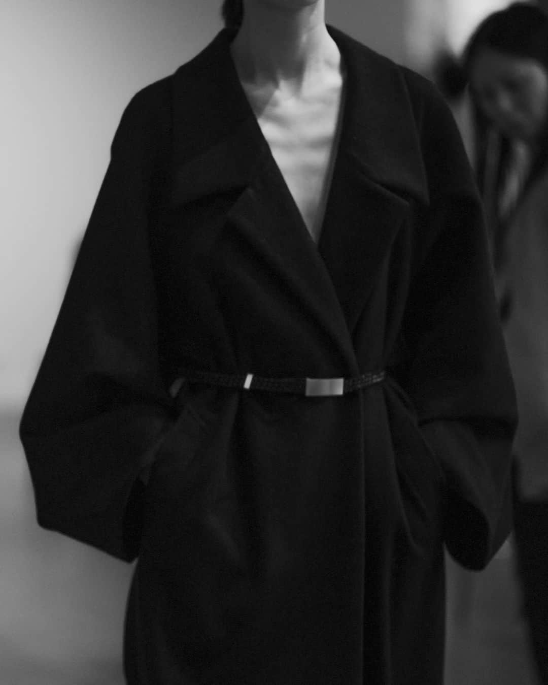 黒河内真衣子さんのインスタグラム写真 - (黒河内真衣子Instagram)「Silk Wool Shaggy Belted Long Coat - black  #mamekurogouchi  #20fw #mameembrace」10月15日 9時27分 - mamekurogouchi