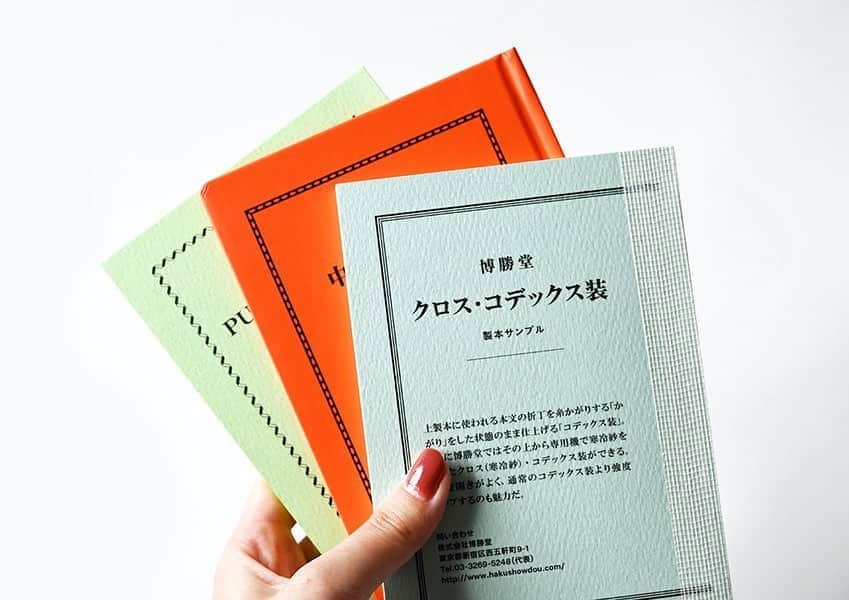 haconiwa / 箱庭さんのインスタグラム写真 - (haconiwa / 箱庭Instagram)「今月発売した『デザインのひきだし41』をご紹介！﻿ ﻿ 今回の特集は、ずばり“製本”。紙を束ねて本や文房具を仕立てる様々な製本方法をたっぷり掲載しています。﻿ そんな製本について、基本知識から実際に作れるお問い合わせ先までをまとめた完全保存版です。﻿ ﻿ 本誌で紹介した製本6種を実際に施したサンプル付録も必見。製本初心者はもちろん、紙やデザインに関わるすべての方必見です〜〜！﻿ ﻿ 詳しくはhaconiwaの記事をチェックしてみてね。﻿ ﻿ #デザインのひきだし41 #デザインのひきだし #デザイン #グラフィック社 #製本 #ブックバインディング #印刷加工」10月15日 9時30分 - haconiwa_mag
