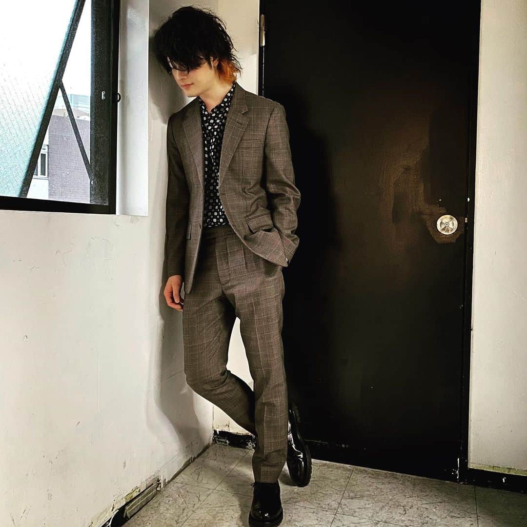 磯部寛之のインスタグラム：「Photo shoot for an upcoming [Alexandros] CREW magazine. Getting kinda chilly here in Tokyo, I hope you’re all doing good! Hiro 昨日は[Alexandros] CREW会報誌最新号の撮影でした。東京は少し肌寒くなってきましたが、皆さん元気ですかね。ひろ  #alexandros #crew #photoshoot #maisonmargiela #saintlaurent #rundholz #tokyo #gettingkindacold」