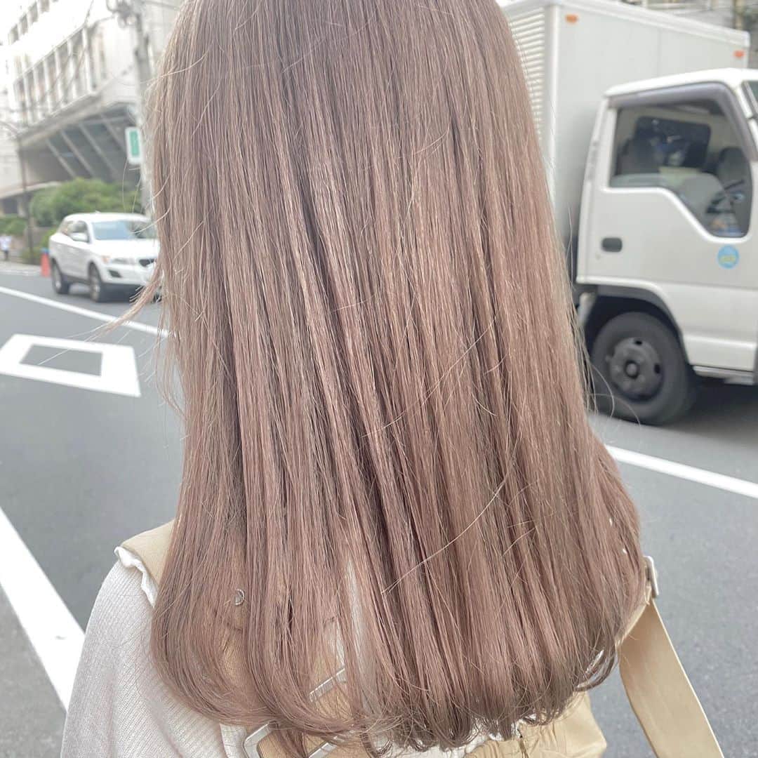 Beleza_official_instagramのインスタグラム：「ハイミルクティーベージュ👼 . ブリーチ2回です！ .  ブリーチは誰に任せるかで仕上がりが全く違います。 .  絶対に失敗したくない方は是非指名予約をおすすめします！！ . 僕だけのオリジナルレシピとマル秘テクニックで艶々サラサラハイトーンにします！！」