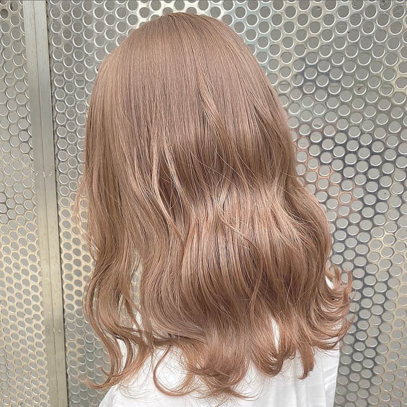 Beleza_official_instagramのインスタグラム：「ハイミルクティーベージュ👼 . ブリーチ2回です！ .  ブリーチは誰に任せるかで仕上がりが全く違います。 .  絶対に失敗したくない方は是非指名予約をおすすめします！！ . 僕だけのオリジナルレシピとマル秘テクニックで艶々サラサラハイトーンにします！！」