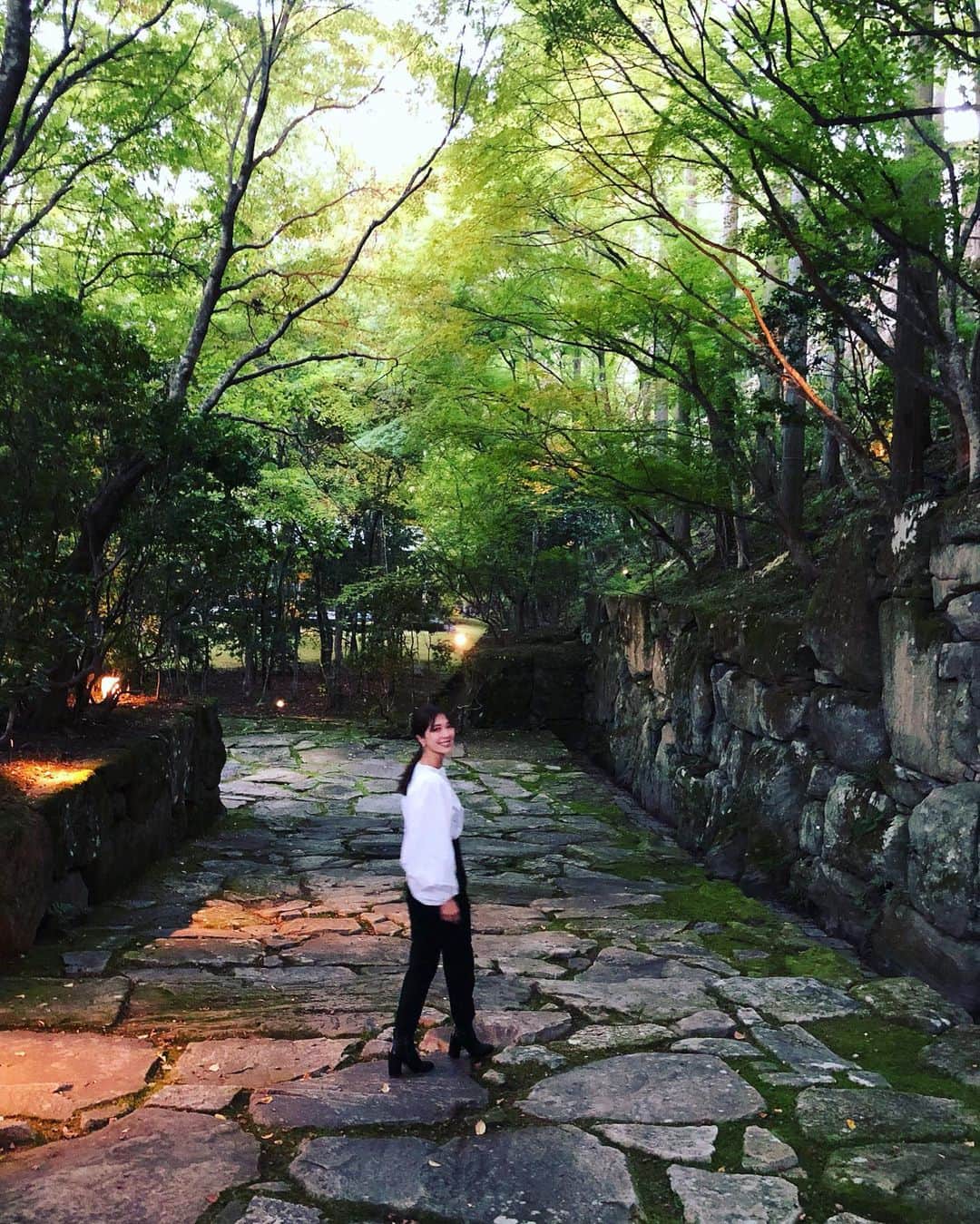 西山真以のインスタグラム：「* かつて、所有者だった西陣織の名家が、織物美術館を作ることを夢見て40年もの歳月をかけて育まれてきた庭園を引き受けた後、20年の構想を経て作られたというアマン京都。  古代遺跡のような巨石が敷き詰められた石畳に、苔生した石垣、見上げると空を埋め尽くす程贅沢に植えられた紅葉の緑と、計算し尽くされた庭園はそれは美しく、 まるで神宮の中にいるような、そして当時にタイムスリップしたような気分に。  また行きたい素敵なホテルのひとつになりました✨🌿  @aman_kyoto   #aman #amankyoto  #kyoto」