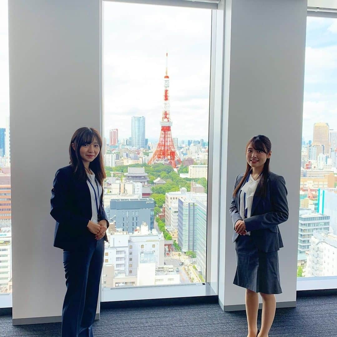 日本生命保険相互会社さんのインスタグラム写真 - (日本生命保険相互会社Instagram)「こんにちは！人材開発部　東京職域オフィスです。 石貼りの風格溢れる外観デザインが、この街の中でひときわ存在感がありますね。（写真１枚目） ここはどこでしょうか？  正解は...2018年秋に誕生した、日本生命浜松町クレアタワーです！ 皆様は、こちらのビルがDBJ Green Building認証の「five stars」を取得していることをご存じですか？ DBJ Green Building認証とは、「環境・社会への配慮」がなされた不動産とその不動産を所有・運営する事業者を支援する取組みとして創設された認証制度です。 私たちは、浜松町クレアタワーの魅力を調べてまいりました！  浜松町クレアタワーの最大の魅力は、環境に配慮した高スペックなビルであることです。 具体的には、 ①壁面緑化・屋上緑化などによる環境改善効果（写真３枚目）や、 ②1フロア最大790坪のオフィスにある太陽光発電・ＬＥＤ照明・ゾーン空調・Low-eガラスによる省力化（写真４枚目）等です。 働く人にも環境にもやさしいさまざまなエコロジー機能を兼ね備えているということが わかりました！  最後に、浜松町クレアタワーからの眺望をご覧ください！（写真５枚目） 東京タワーや増上寺など、都内屈指の眺望が広がります。  歴史と開発の共存する注目スポット浜松町に誕生したクレアタワーの魅力を、 多くの方に知っていただけますと幸いです。  商業施設も兼ね備えておりますので、 お近くにお越しの際にはぜひお立ち寄りください♪  ※撮影や見学は、ソーシャルディスタンスを保つなどの感染予防対策を講じたうえで実施いたしました。  今月も頑張りましょう！  #buillding #浜松町　#日本生命浜松町クレアアワー　#architecture #東京タワー　#増上寺　#省エネ #エコ　#eco #緑化　#green #2020  #さあ支えることを始めよう #日本生命 #ニッセイ #nissay #playsupport  #保険」10月15日 10時00分 - nissay_official