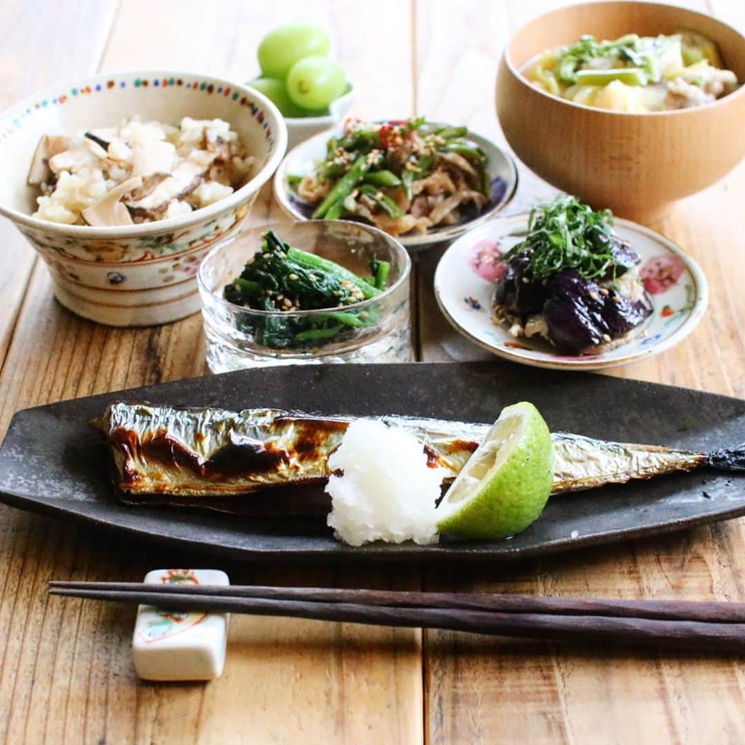 Atsukoのインスタグラム：「Today's breakfast 2020.10.15 ･ ･ 焼き秋刀魚 ほうれん草胡麻和え 茄子と豚肉のポン酢和え モロッコ隠元の金平 豚汁 松茸ごはん ･ ･ 松茸ごはんの残りで朝ごはん。 秋刀魚がお安くならないのが残念😂 まぁこの前買った秋刀魚より身も厚めで脂ものってたからいいか🙄 混ぜご飯と秋刀魚と豚汁があれば幸せな季節になってきて嬉しい😍 夜早く暗くなるのだけがなやみだけど。 今日から娘は部活始まるみたい。 楽しんでおいでー🙌🙌」