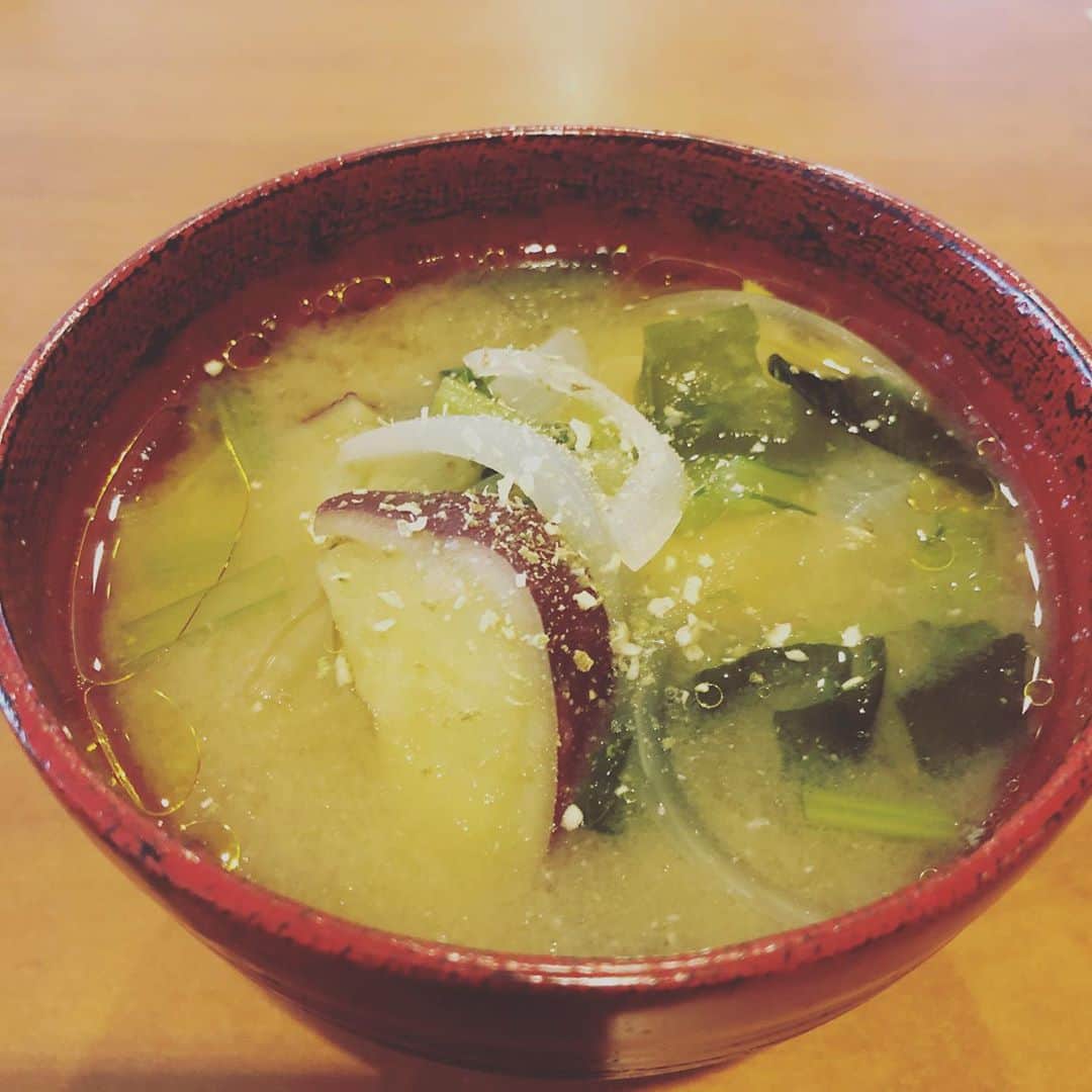 依布サラサさんのインスタグラム写真 - (依布サラサInstagram)「ひとり味噌汁🔥 はい、みなさーん！ さつまいも🍠の季節がやってきましたよー‼️ さつまいもをお味噌汁にいれるの、、好き☺️❣️ 芋系はよく洗って皮ごと食べるのがすきです🌞 さつまいも、玉ねぎ、わかめ、小松菜🥬 いつも通り、アマニ油と削りたての山椒をちょこっと。 @kiyokihitoshina の清喜味噌で🙋‍♀️ 清喜味噌は気持ち多めに使って、味噌こしでゴリゴリ粒を潰しながら溶くのがおすすめ📢 って、清喜ひとしなのヒラさんから教えてもらった🤭 でもすぐ味噌なくなっちゃうから、大きめサイズの販売おねがいしたいですー🔥 #ひとり味噌汁　#味噌汁 #みそ汁 #みそ　#味噌　#さつまいも #味噌汁の具 #みそしるだいすき #清喜　#あまに油 #山椒　#gaban #発酵　#発酵食品生活 #発酵好きな人と繋がりたい」10月15日 9時58分 - sarasaifu