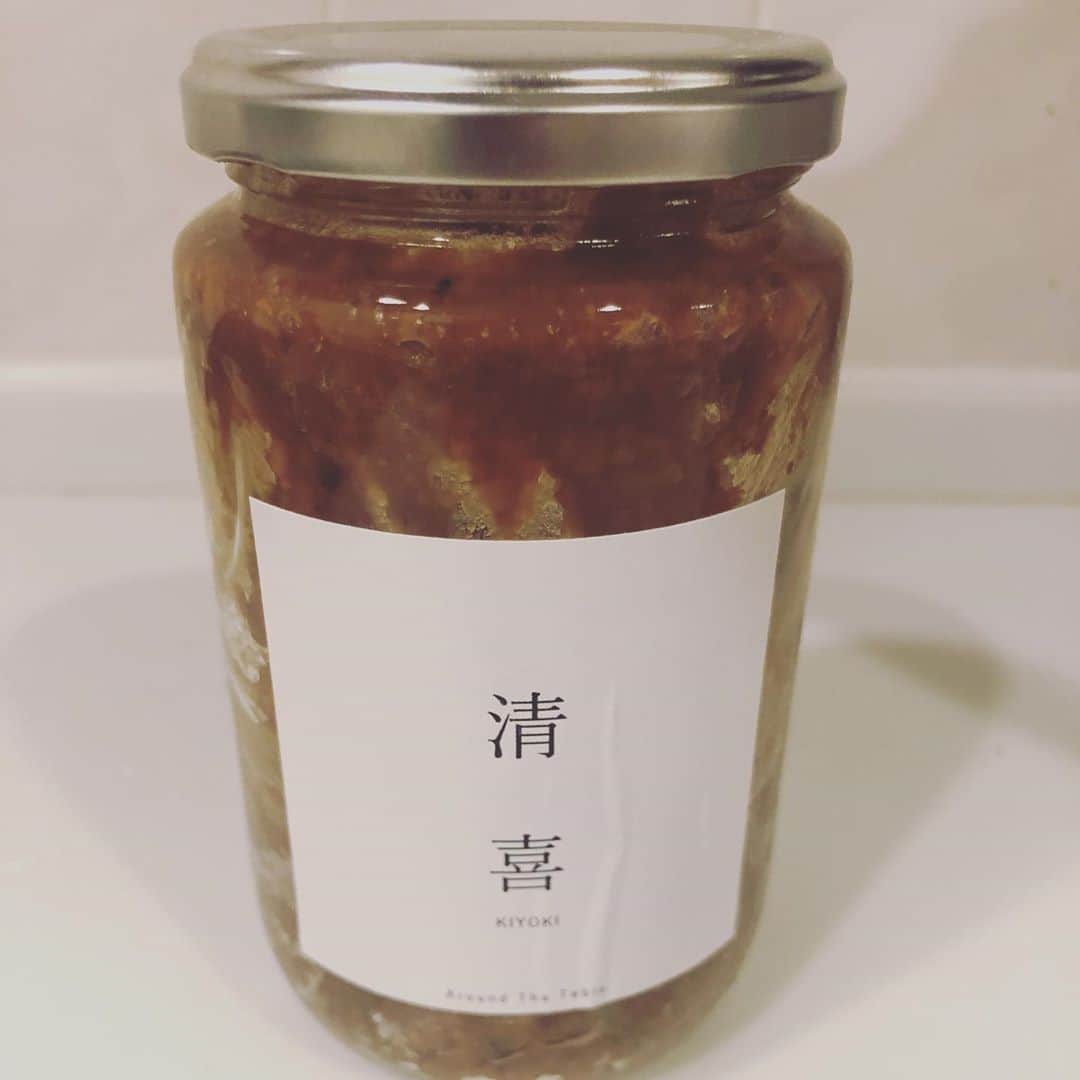 依布サラサさんのインスタグラム写真 - (依布サラサInstagram)「ひとり味噌汁🔥 はい、みなさーん！ さつまいも🍠の季節がやってきましたよー‼️ さつまいもをお味噌汁にいれるの、、好き☺️❣️ 芋系はよく洗って皮ごと食べるのがすきです🌞 さつまいも、玉ねぎ、わかめ、小松菜🥬 いつも通り、アマニ油と削りたての山椒をちょこっと。 @kiyokihitoshina の清喜味噌で🙋‍♀️ 清喜味噌は気持ち多めに使って、味噌こしでゴリゴリ粒を潰しながら溶くのがおすすめ📢 って、清喜ひとしなのヒラさんから教えてもらった🤭 でもすぐ味噌なくなっちゃうから、大きめサイズの販売おねがいしたいですー🔥 #ひとり味噌汁　#味噌汁 #みそ汁 #みそ　#味噌　#さつまいも #味噌汁の具 #みそしるだいすき #清喜　#あまに油 #山椒　#gaban #発酵　#発酵食品生活 #発酵好きな人と繋がりたい」10月15日 9時58分 - sarasaifu