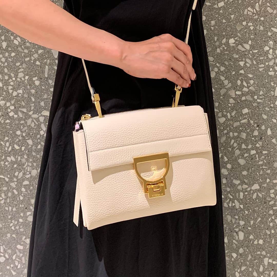 #ぶらエディターズ GINZA SIX オフィシャルさんのインスタグラム写真 - (#ぶらエディターズ GINZA SIX オフィシャルInstagram)「GINZA SIXの各店舗・ブランドがお届けする最旬情報。10月27日(火)まで4Fで開催中のPOPUP  STORE「COCCINELLE(コチネレ)」は、ピュアピンクのブランドカラーとミラーディスプレイのドラマティックな世界観が目印！  1978年に北イタリアのパルマで創業したコチネレは世界中のあらゆる女性に向けて上質ながら品のあるレザーグッズを提案しているブランドで、数あるアイテムの中からまずおすすめしたいのは、人気シリーズ「ARLETTIS（写真3,4枚目、41,000円、7色展開、H19×W15×D8㎝）」。クロージャーを開けると、コンパクトなながら2つのコンパートメントで仕切られていて、見た目以上に荷物が入るのでオン・オフ問わずデイリー使いに。カーフレザーとスエードの2素材展開を、気分に合わせてチョイスしたいところ。一方、ウォレットバッグ感覚で持てるこれよりひと回り小さい「ARLETTIS MINI」も注目です（写真3枚目上部）。  さらに、今季新たに深みのあるオータムカラー4色が仲間入りした「FAUVE MINI（写真5枚目、43,000円、4色展開、H21×W17×D7㎝）」シリーズは、クラシカルなムードが旬。容量たっぷりなメインコンパートメントの他に、お財布代わりになるジップ付きポケットや2WAYで持てるストラップなどスマートな機能ぶりがうれしい！ 持つだけでオーセンティックかつ品のある女性像を叶えてくれるコチネレのアイテムを今季の相棒にしてみては？  ※店舗ではスタッフのマスクの着用、ソーシャルディスタンスの確保、アルコール消毒などを徹底し、新型コロナウイルス感染拡大への防止対策を行なっています。 ※価格は全て税抜となります。  Today we feature COCCINELLE’s pop-up store on the 4th floor of GINZA SIX, open until Tuesday, October 27th. Look for the brand’s signature pink and the dramatic mirror displays!  Of the many items at the store, especially recommended is the popular “ARLETTIS” series (pic #3 & 4, 41,000 yen, available in 7 colors, H19×W15×D8cm). The bags are available in calf leather or suede—choose the one that matches your mood! Also check out the versatile and practical “ARLETTIS MINI” (top of pic #3), which works as a handbag.   Also keep an eye out for the FAUVE MINI series (pic #5, 43,000 yen, available in 4 colors, H21×W17×D7cm), available this season in four deep autumn colors. It features the classic FAUVE design, plenty of room in the main compartment, a zipper pocket to hold money, and can be carried in two ways with removable strap.  *Prices do not include tax  #coccinelle #コチネレ #coccinellebag #コチネレバッグ #bag #FW2020 #AutumnFashion #ginzasix  @coccinelleofficial @ginzasix_official」10月15日 10時08分 - ginzasix_official