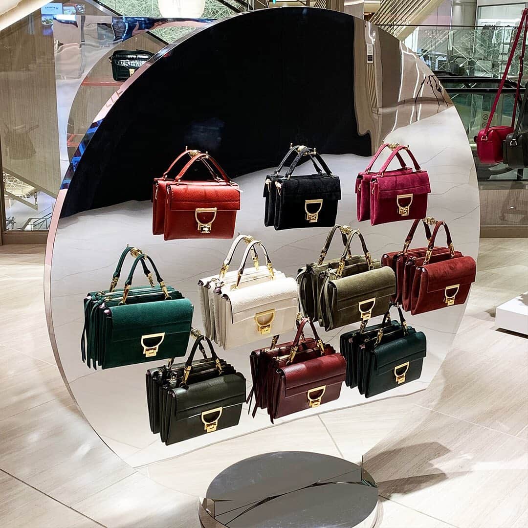 #ぶらエディターズ GINZA SIX オフィシャルさんのインスタグラム写真 - (#ぶらエディターズ GINZA SIX オフィシャルInstagram)「GINZA SIXの各店舗・ブランドがお届けする最旬情報。10月27日(火)まで4Fで開催中のPOPUP  STORE「COCCINELLE(コチネレ)」は、ピュアピンクのブランドカラーとミラーディスプレイのドラマティックな世界観が目印！  1978年に北イタリアのパルマで創業したコチネレは世界中のあらゆる女性に向けて上質ながら品のあるレザーグッズを提案しているブランドで、数あるアイテムの中からまずおすすめしたいのは、人気シリーズ「ARLETTIS（写真3,4枚目、41,000円、7色展開、H19×W15×D8㎝）」。クロージャーを開けると、コンパクトなながら2つのコンパートメントで仕切られていて、見た目以上に荷物が入るのでオン・オフ問わずデイリー使いに。カーフレザーとスエードの2素材展開を、気分に合わせてチョイスしたいところ。一方、ウォレットバッグ感覚で持てるこれよりひと回り小さい「ARLETTIS MINI」も注目です（写真3枚目上部）。  さらに、今季新たに深みのあるオータムカラー4色が仲間入りした「FAUVE MINI（写真5枚目、43,000円、4色展開、H21×W17×D7㎝）」シリーズは、クラシカルなムードが旬。容量たっぷりなメインコンパートメントの他に、お財布代わりになるジップ付きポケットや2WAYで持てるストラップなどスマートな機能ぶりがうれしい！ 持つだけでオーセンティックかつ品のある女性像を叶えてくれるコチネレのアイテムを今季の相棒にしてみては？  ※店舗ではスタッフのマスクの着用、ソーシャルディスタンスの確保、アルコール消毒などを徹底し、新型コロナウイルス感染拡大への防止対策を行なっています。 ※価格は全て税抜となります。  Today we feature COCCINELLE’s pop-up store on the 4th floor of GINZA SIX, open until Tuesday, October 27th. Look for the brand’s signature pink and the dramatic mirror displays!  Of the many items at the store, especially recommended is the popular “ARLETTIS” series (pic #3 & 4, 41,000 yen, available in 7 colors, H19×W15×D8cm). The bags are available in calf leather or suede—choose the one that matches your mood! Also check out the versatile and practical “ARLETTIS MINI” (top of pic #3), which works as a handbag.   Also keep an eye out for the FAUVE MINI series (pic #5, 43,000 yen, available in 4 colors, H21×W17×D7cm), available this season in four deep autumn colors. It features the classic FAUVE design, plenty of room in the main compartment, a zipper pocket to hold money, and can be carried in two ways with removable strap.  *Prices do not include tax  #coccinelle #コチネレ #coccinellebag #コチネレバッグ #bag #FW2020 #AutumnFashion #ginzasix  @coccinelleofficial @ginzasix_official」10月15日 10時08分 - ginzasix_official