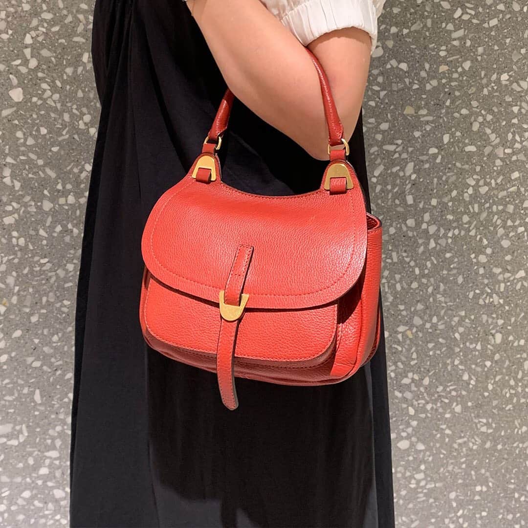 #ぶらエディターズ GINZA SIX オフィシャルさんのインスタグラム写真 - (#ぶらエディターズ GINZA SIX オフィシャルInstagram)「GINZA SIXの各店舗・ブランドがお届けする最旬情報。10月27日(火)まで4Fで開催中のPOPUP  STORE「COCCINELLE(コチネレ)」は、ピュアピンクのブランドカラーとミラーディスプレイのドラマティックな世界観が目印！  1978年に北イタリアのパルマで創業したコチネレは世界中のあらゆる女性に向けて上質ながら品のあるレザーグッズを提案しているブランドで、数あるアイテムの中からまずおすすめしたいのは、人気シリーズ「ARLETTIS（写真3,4枚目、41,000円、7色展開、H19×W15×D8㎝）」。クロージャーを開けると、コンパクトなながら2つのコンパートメントで仕切られていて、見た目以上に荷物が入るのでオン・オフ問わずデイリー使いに。カーフレザーとスエードの2素材展開を、気分に合わせてチョイスしたいところ。一方、ウォレットバッグ感覚で持てるこれよりひと回り小さい「ARLETTIS MINI」も注目です（写真3枚目上部）。  さらに、今季新たに深みのあるオータムカラー4色が仲間入りした「FAUVE MINI（写真5枚目、43,000円、4色展開、H21×W17×D7㎝）」シリーズは、クラシカルなムードが旬。容量たっぷりなメインコンパートメントの他に、お財布代わりになるジップ付きポケットや2WAYで持てるストラップなどスマートな機能ぶりがうれしい！ 持つだけでオーセンティックかつ品のある女性像を叶えてくれるコチネレのアイテムを今季の相棒にしてみては？  ※店舗ではスタッフのマスクの着用、ソーシャルディスタンスの確保、アルコール消毒などを徹底し、新型コロナウイルス感染拡大への防止対策を行なっています。 ※価格は全て税抜となります。  Today we feature COCCINELLE’s pop-up store on the 4th floor of GINZA SIX, open until Tuesday, October 27th. Look for the brand’s signature pink and the dramatic mirror displays!  Of the many items at the store, especially recommended is the popular “ARLETTIS” series (pic #3 & 4, 41,000 yen, available in 7 colors, H19×W15×D8cm). The bags are available in calf leather or suede—choose the one that matches your mood! Also check out the versatile and practical “ARLETTIS MINI” (top of pic #3), which works as a handbag.   Also keep an eye out for the FAUVE MINI series (pic #5, 43,000 yen, available in 4 colors, H21×W17×D7cm), available this season in four deep autumn colors. It features the classic FAUVE design, plenty of room in the main compartment, a zipper pocket to hold money, and can be carried in two ways with removable strap.  *Prices do not include tax  #coccinelle #コチネレ #coccinellebag #コチネレバッグ #bag #FW2020 #AutumnFashion #ginzasix  @coccinelleofficial @ginzasix_official」10月15日 10時08分 - ginzasix_official