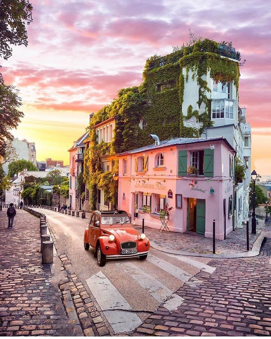 Inspirationのインスタグラム：「Pôr do sol em Montmartre, local esse conhecido por suas calçadas encantadoras e um bairro artístico. Parece até uma pintura, né?  Créditos: @loic.lagarde. 📍 Montmartre, Paris. Follow @decoremesmo」