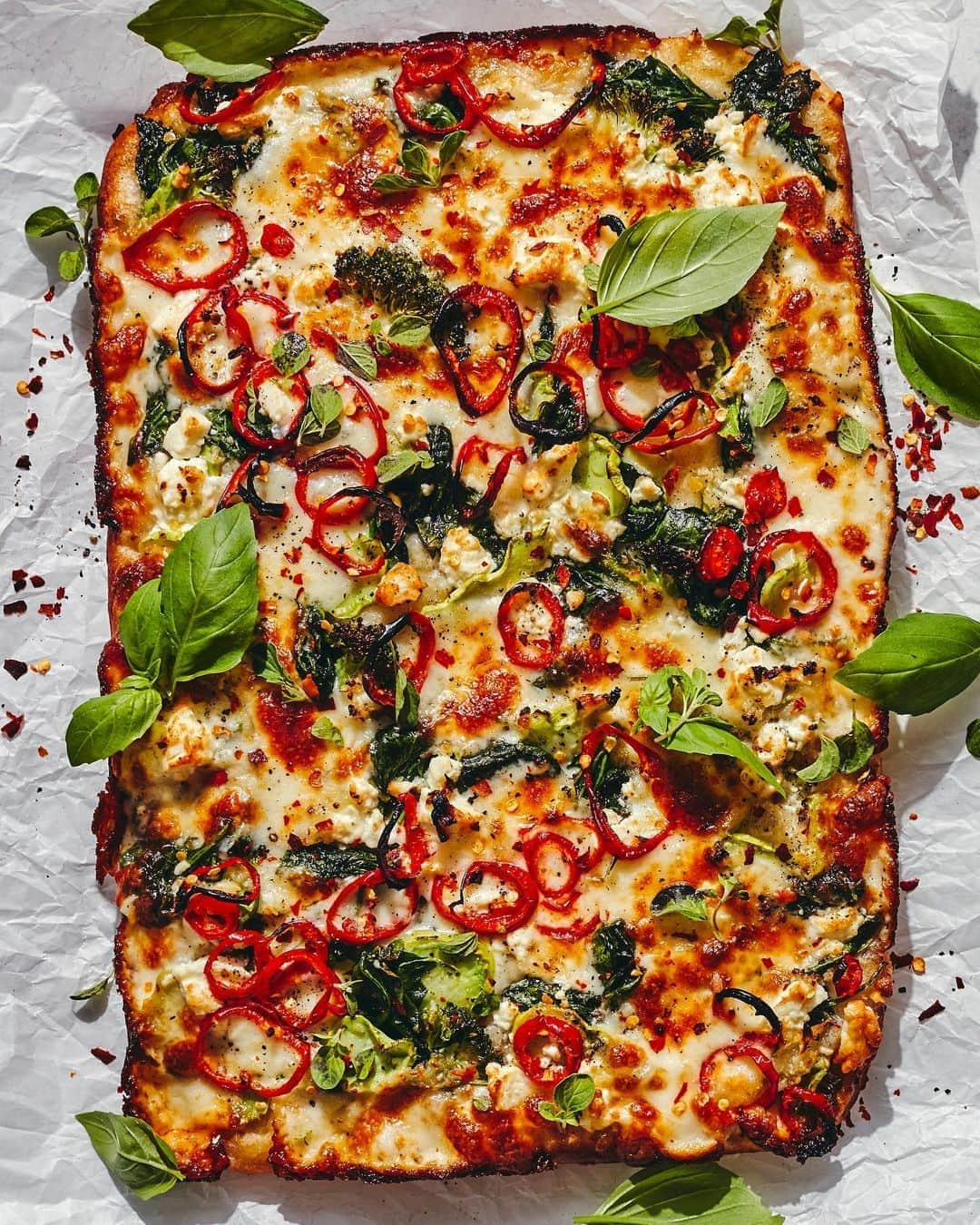 Gaby Dalkinさんのインスタグラム写真 - (Gaby DalkinInstagram)「Hold on for dear life you guys – we might never go back to regular pizza ever again. This Loaded Vegetable Detroit Style Pizza is truly spectacular! We DEMOLISHED this when I tested it, when we shot it, and will continue to do so forever and ever every time I make it! ❤️ Recipe linked in my profile! https://whatsgabycooking.com/loaded-vegetable-detroit-style-pizza/」10月15日 10時01分 - whatsgabycookin