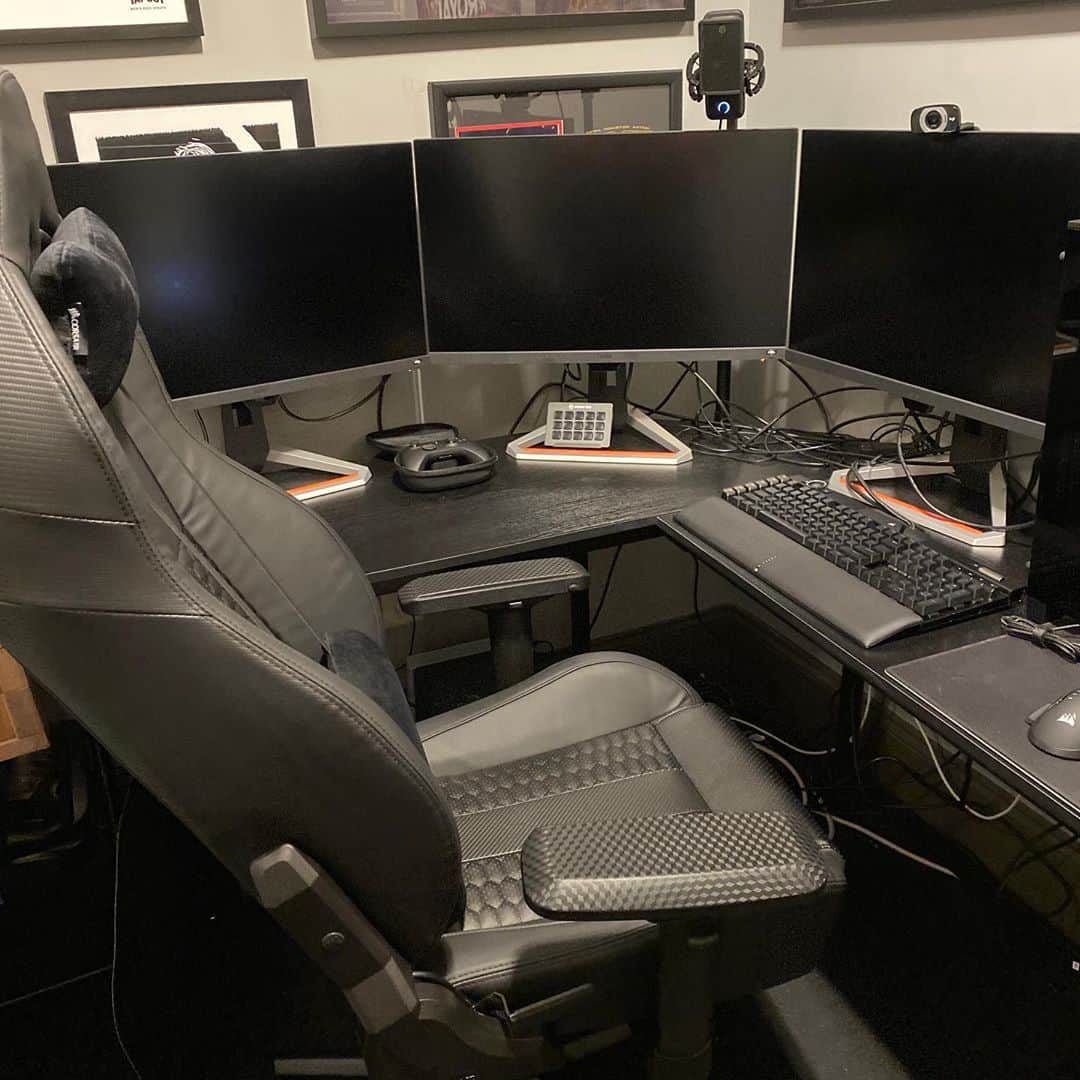 アレン・ジョーンズのインスタグラム：「This @corsair T2 Road Warrior gaming chair got this lab looking mean.」