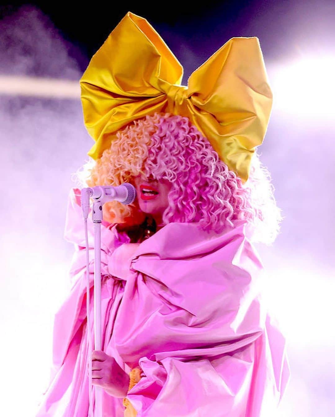Just Jaredさんのインスタグラム写真 - (Just JaredInstagram)「@siamusic wears a pink bow dress while performing her song “Courage to Change” at the Billboard Music Awards! #Sia Photos: Getty, NBC」10月15日 10時04分 - justjared