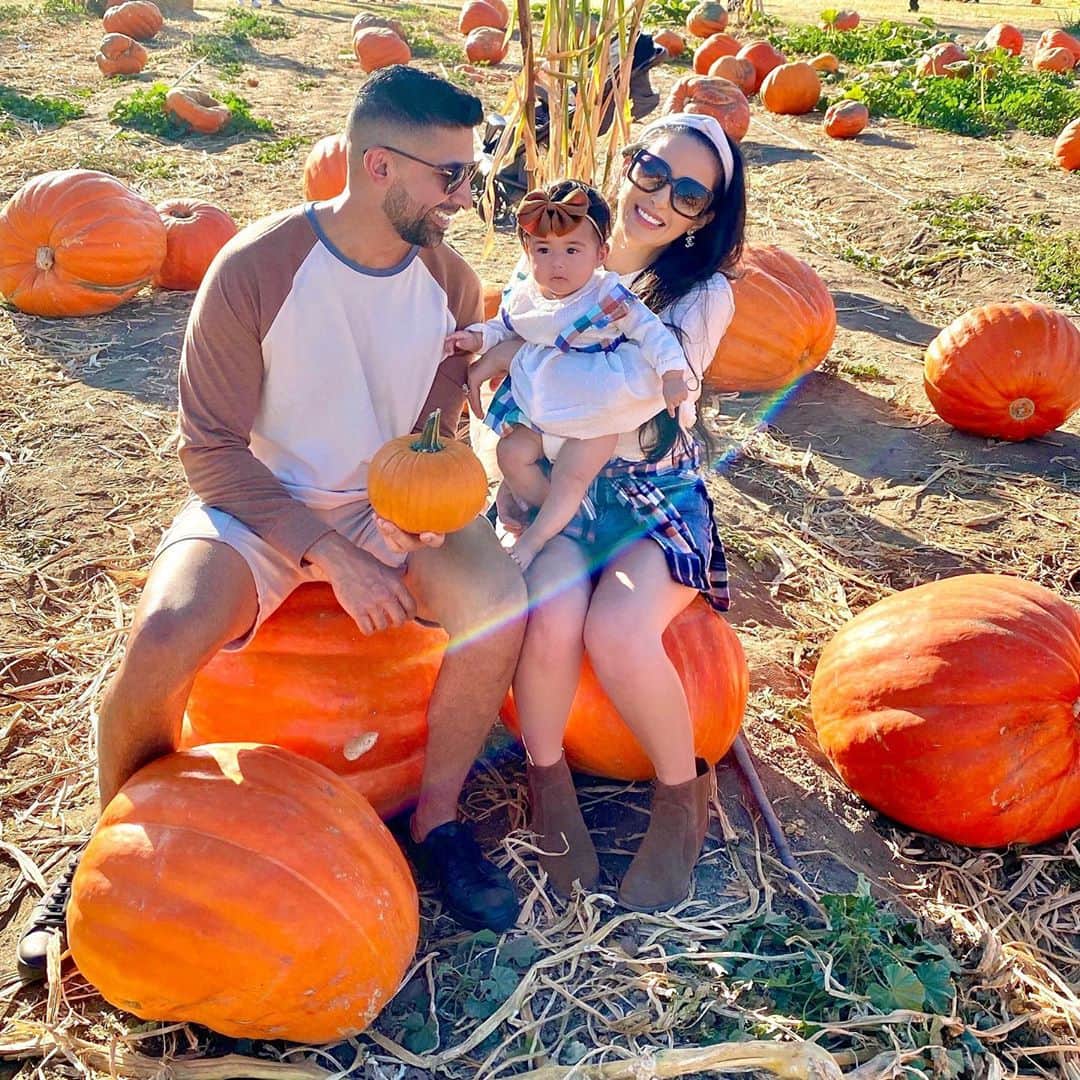 laurag_143のインスタグラム：「Instagram vs. Reality (swipe) 🤣 @ella.rose was the ka-utest little pumpkin at the patch 🎃😍」