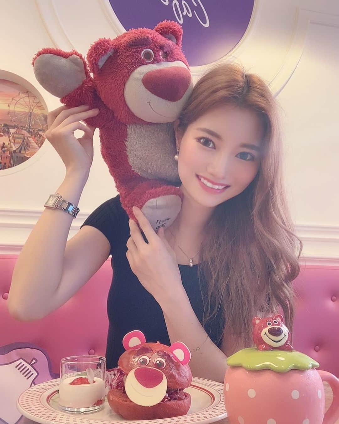 のインスタグラム：「🐻❤️ ロッツォで大はしゃぎ😂 . . . . . . . . . . #toystory #toystory4 #トイストーリー　#トイストーリー4 #ボニー　#フォーキー #ダッキー　#ピクサー　#pixar #ピクサーカフェ　#pixarcafe #ohmycafe #ロッツォ　#ロッツォハグベア #ロッツォぬいぐるみ #lotso #サニーサイド #いちごの匂い　#ハグベア　#デイジー  #disney #ディズニー　#かわいいカフェ　#東京カフェ　#アニメ　#ピンクカフェ　#ピンク　#モンスターズインク」