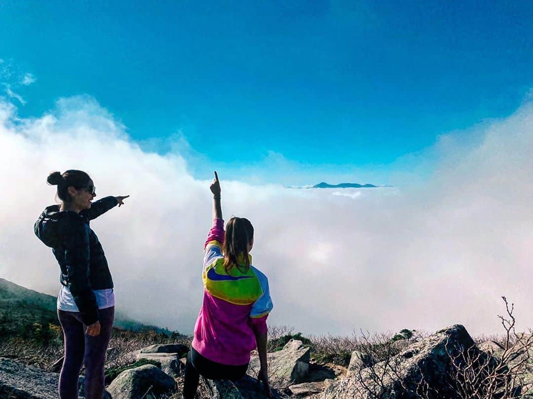 藤井アルダのインスタグラム：「once we need less we will have more🙏  #nature #blessed #life #mountain #hike #skyabove #earthbelow #登山 #金峯山 #mivida_japan」