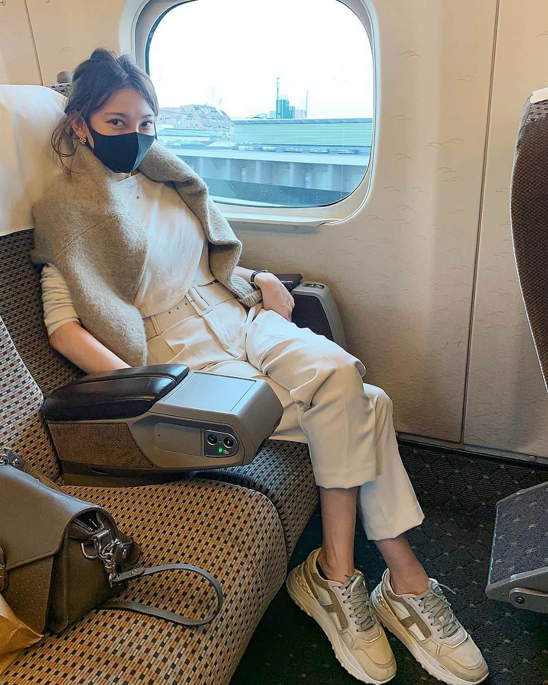 里海のインスタグラム：「#Goto #gototravel #gotoトラベル　#gotoキャンペーン  🚅💨💨 全身#zara です😃 スニーカー は　#tods」
