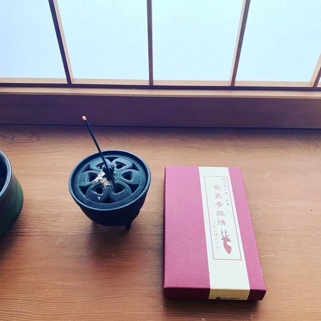 クリス智子さんのインスタグラム写真 - (クリス智子Instagram)「雨の日は、お香が合うなぁ。 先月の奈良で買ったもの、最近は楽しんでいます。  朝のしとしと雨、いい時間だった。  今日もいってまいります。」10月15日 10時32分 - chris_tomoko