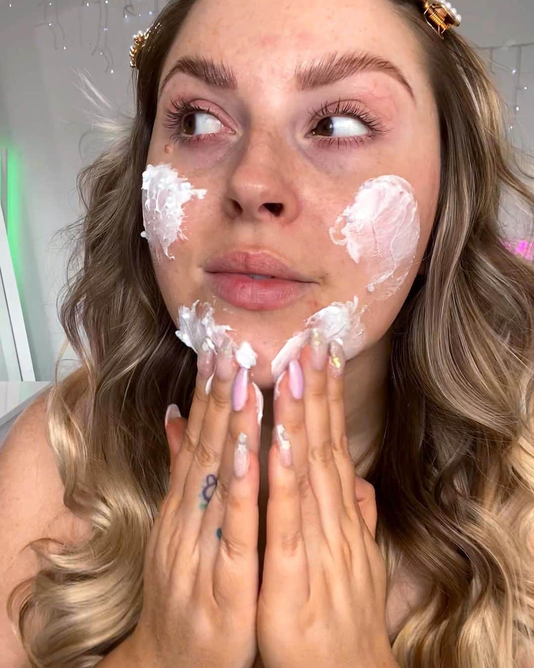 Shannonさんのインスタグラム写真 - (ShannonInstagram)「#AD  Serving you all DEWY, PLUMP, HEALTHY skin realness today 💦 I cannot put down the @dermalogicaaus Hydro Masque Exfoliant, its a new favvvv! Its a five-minute masque that exfoliates and hydrates *at the same time* which is literally the two things that my skin looooves 🥰💓 the Bamboo primes your skin for hydration, and Snow Mushroom holds 450 times its weight in water to deliver the most amazing hydration boost! 🤤 Use code SHAAANXO10 to get 10% off!」10月15日 10時33分 - shaaanxo