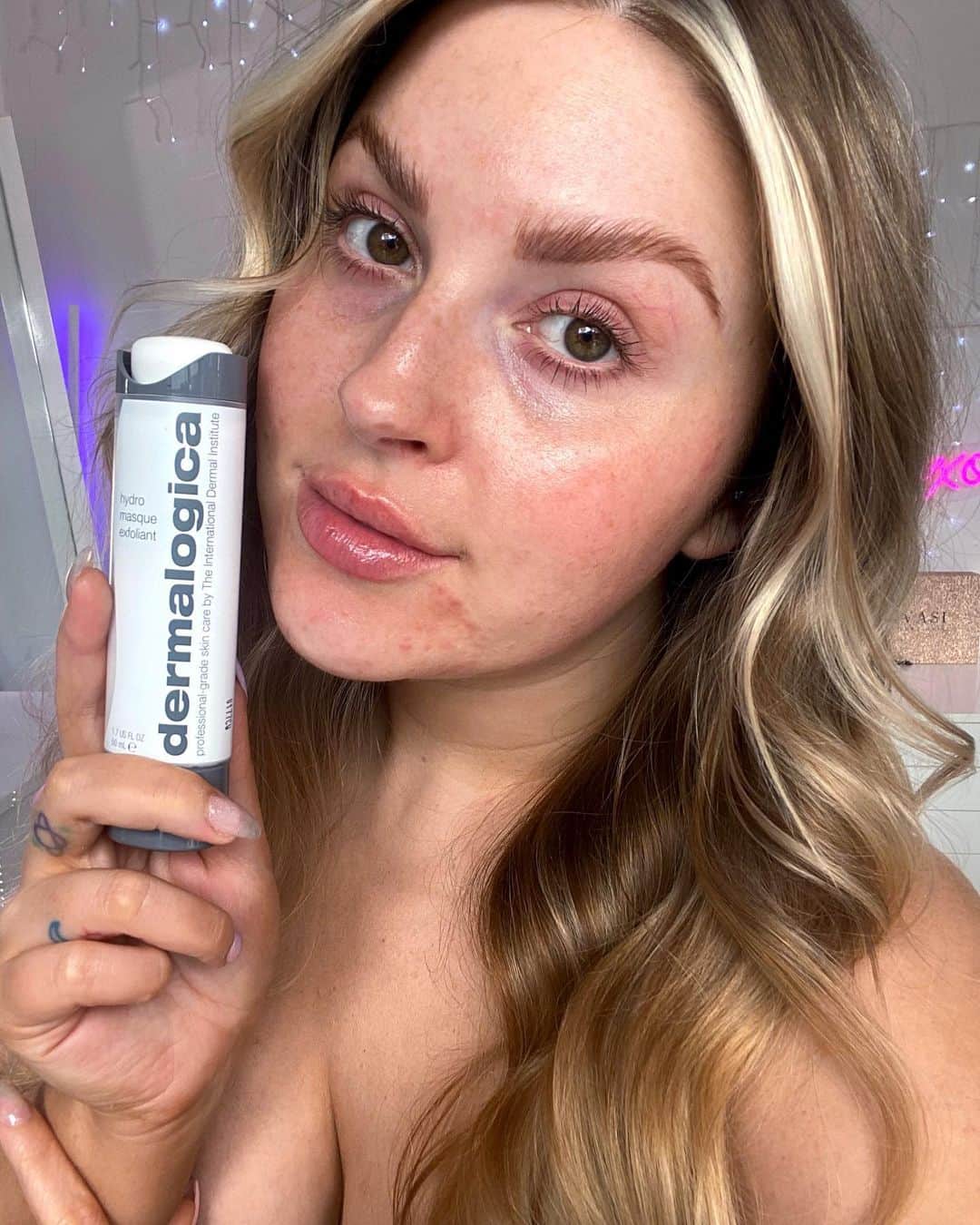 Shannonさんのインスタグラム写真 - (ShannonInstagram)「#AD  Serving you all DEWY, PLUMP, HEALTHY skin realness today 💦 I cannot put down the @dermalogicaaus Hydro Masque Exfoliant, its a new favvvv! Its a five-minute masque that exfoliates and hydrates *at the same time* which is literally the two things that my skin looooves 🥰💓 the Bamboo primes your skin for hydration, and Snow Mushroom holds 450 times its weight in water to deliver the most amazing hydration boost! 🤤 Use code SHAAANXO10 to get 10% off!」10月15日 10時33分 - shaaanxo