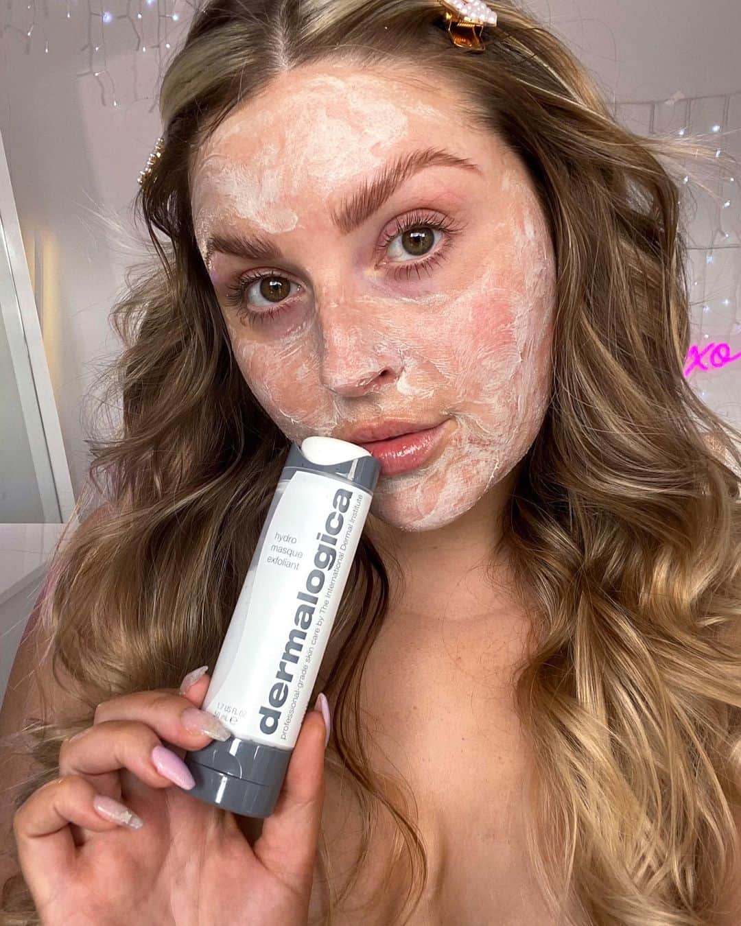 のインスタグラム：「#AD  Serving you all DEWY, PLUMP, HEALTHY skin realness today 💦 I cannot put down the @dermalogicaaus Hydro Masque Exfoliant, its a new favvvv! Its a five-minute masque that exfoliates and hydrates *at the same time* which is literally the two things that my skin looooves 🥰💓 the Bamboo primes your skin for hydration, and Snow Mushroom holds 450 times its weight in water to deliver the most amazing hydration boost! 🤤 Use code SHAAANXO10 to get 10% off!」