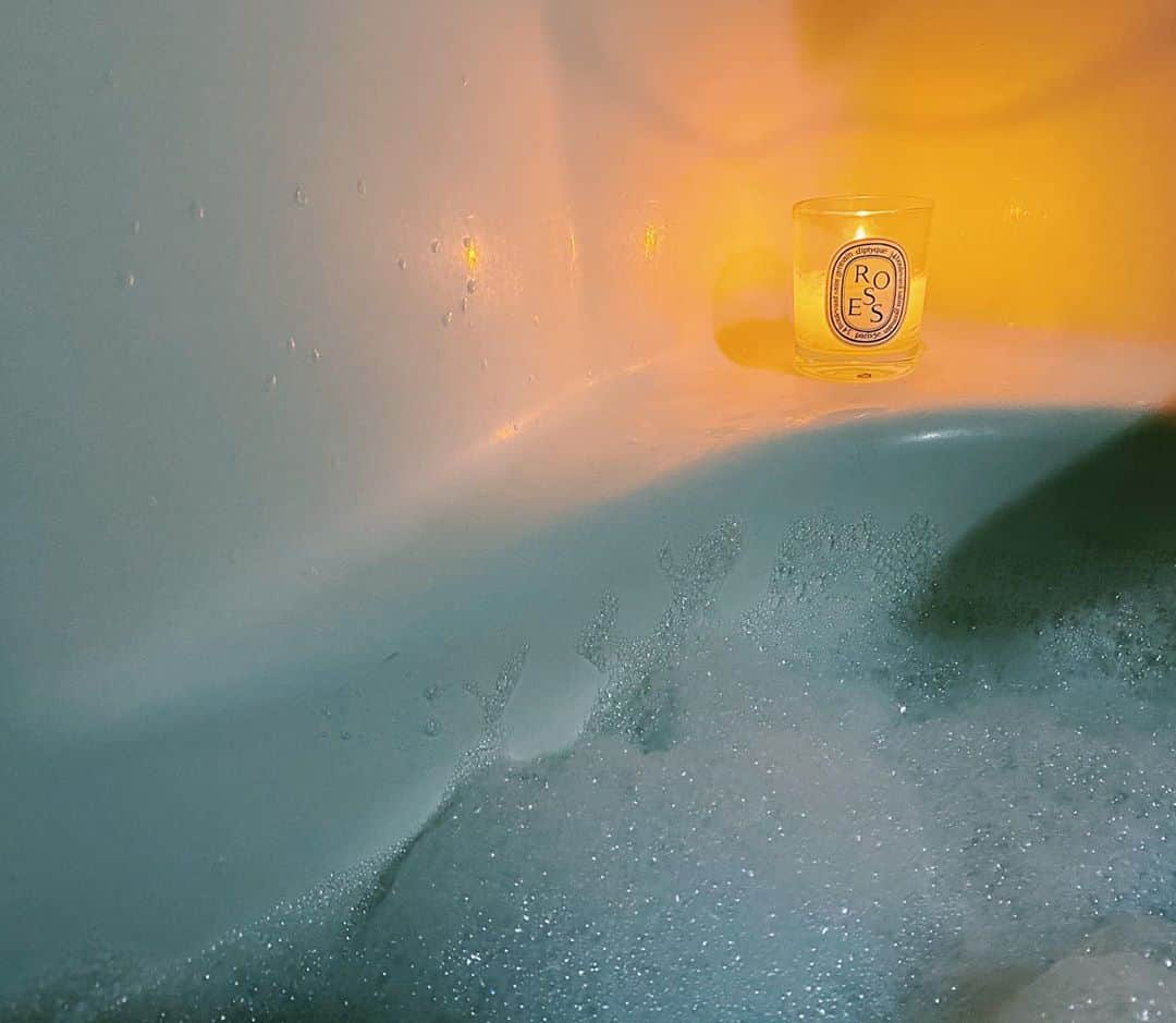 ライナ・ローソンのインスタグラム：「had a pretty bad panic attack tonight while driving. just happy to be home safely tonight, and being able to unwind in the tub. take care of yourselves, everyone. 💓💤」