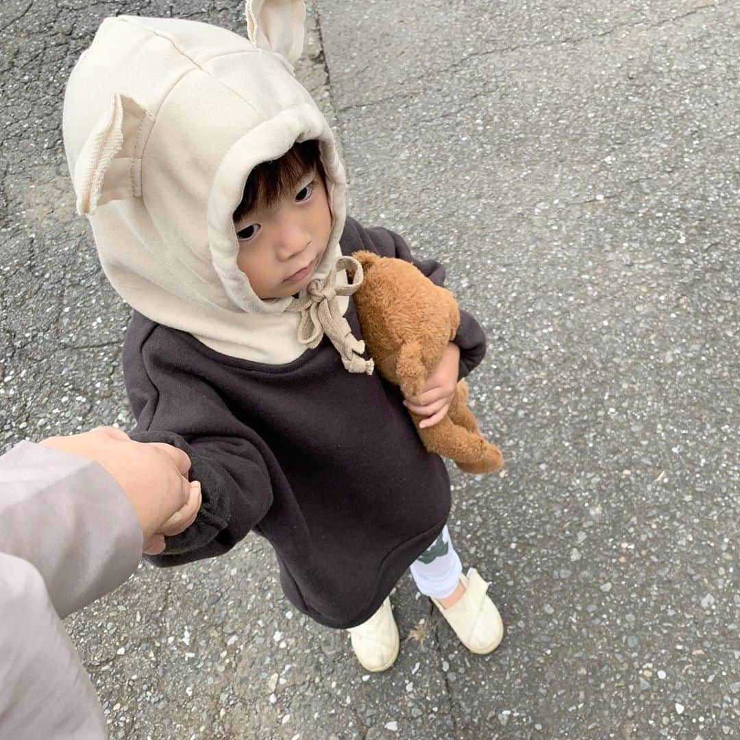 ᴋᴀɴᴀᴋöさんのインスタグラム写真 - (ᴋᴀɴᴀᴋöInstagram)「🧸💕 久しぶりに 予防接種へ💉(水痘ワクチンの2回目)🏥✨ * もう待ってる間から、ギャン泣き😢よく頑張りました❤️ * インフルエンザの💉も 予約してあるから… 次は👦🏻👦🏻と一緒に また頑張ろうね🥺📣 * 耳つきパーカーは @ubugoe.onlinestore さん🐻💕　　 あったかいし、耳も立ってて かわいい❤️ * #2歳5ヶ月#男の子#3兄弟#末っ子#成長記録#キッズコーデ#ubugoe#ubugoeonlinestore」10月15日 10時44分 - kanakokko_34_