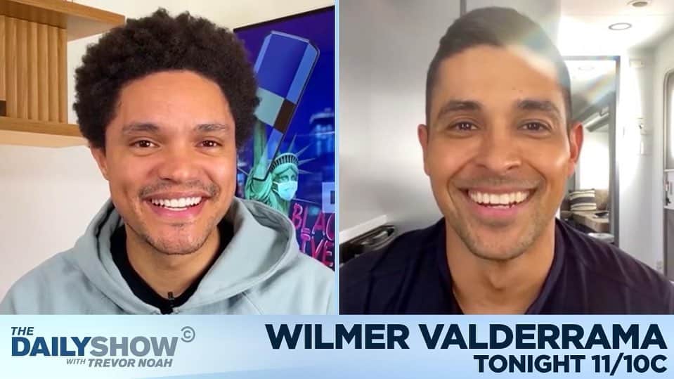 のインスタグラム：「Airs tonight at 11pm on #ComedyCentral.  Oh how we laughed, 😆..  tonight @trevornoah & I discuss many things.. our role as humans during this #pandemic the #LatinoVote, #census2020 and my #MOM 😜  . . #TheDailyShow」