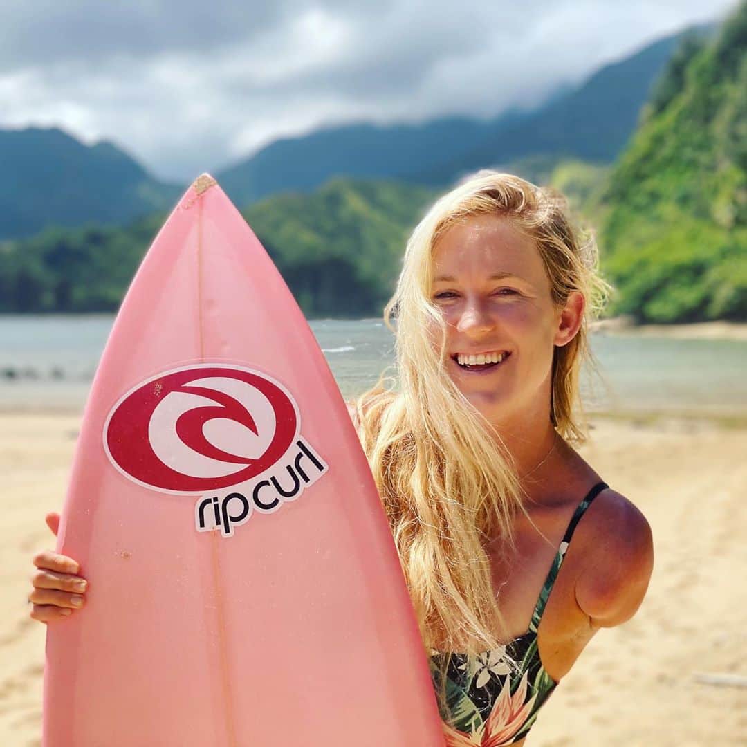 Bethany Hamiltonのインスタグラム：「“If I flip me, I flip my environment.” @gabbyreece  Life’s not always a ☀️beautiful beach but we can choose how we see the world around us. Huge thank you to @gabbyreece for sharing some of your time and wisdom with me and my community this last year!!! Why not live life with an Unstoppable mindset?!」