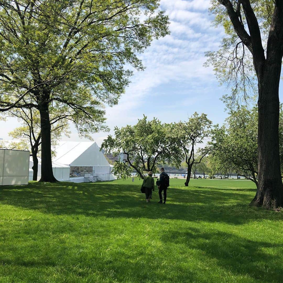 岡田育さんのインスタグラム写真 - (岡田育Instagram)「The end of time traveling. See you next year on site! #friezeartfair2019 . . 突然の2019年アートフェアおひらき。新刊作業中のよい気分転換になりました。」10月15日 10時52分 - okadaic