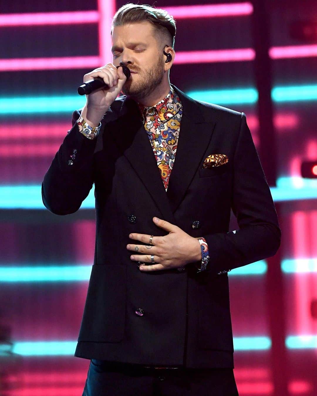 スコット・ホアイングのインスタグラム：「we did it!!! what a surreal experience. thank you @kellyclarkson and @bbmas for having us! it felt so good to be onstage again ❤️  (styled by @cdicelove13)」