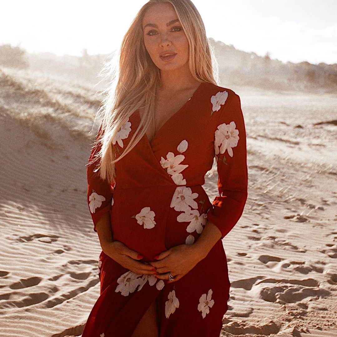 BROOKE EVERSさんのインスタグラム写真 - (BROOKE EVERSInstagram)「We are halfway baby! Such a blessing! 🌈 #20weekspregnant」10月15日 10時45分 - brookeevers