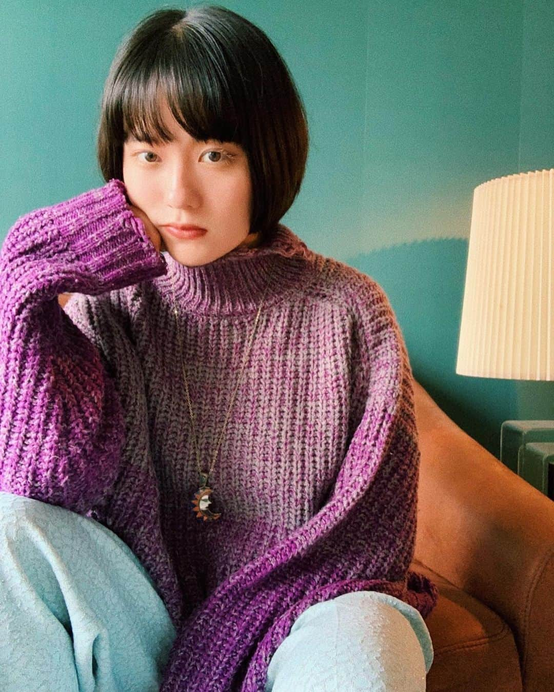 みこさんのインスタグラム写真 - (みこInstagram)「雨だし　傘だし　歩いて行ける距離だし、ということでゆるゆるコーデ。  昔zozo usedで買ったセーターとMARTEの古着パンツ。  タルトタタンのシンキングインザレインて曲。知ってる？☔️かわいい歌なのよね。」10月15日 10時48分 - mico_sis