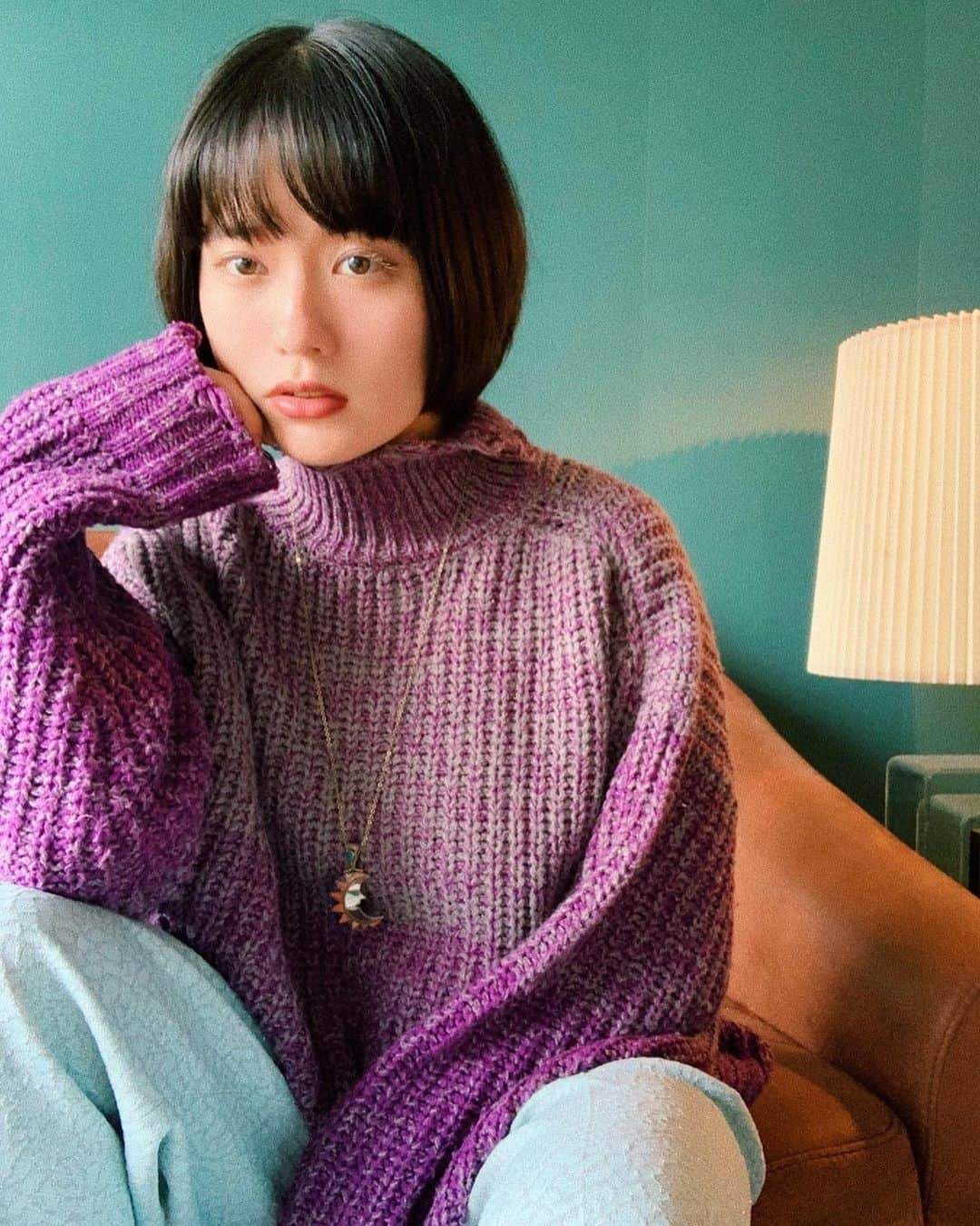 みこさんのインスタグラム写真 - (みこInstagram)「雨だし　傘だし　歩いて行ける距離だし、ということでゆるゆるコーデ。  昔zozo usedで買ったセーターとMARTEの古着パンツ。  タルトタタンのシンキングインザレインて曲。知ってる？☔️かわいい歌なのよね。」10月15日 10時48分 - mico_sis