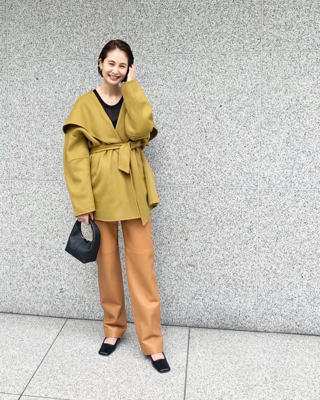 二ノ宮和佳子のインスタグラム：「Short Coat @aewen_matoph   今期は、ショート丈のブルゾンやコートが気になってます 大胆なショールカラーが印象的なこのショートコートは、イタリアMANTECO社の上質なリバー素材を使用 ベルトをするとクラシカルでコンサバなイメージになりますが、 開けると、ゆったりしたシルエットなので、抜け感が出て程よくカジュアルな雰囲気に  トレンドのレザーパンツや小物と合わせて、 秋冬はこんなシックなコーデもおススメです  今期のテーマなどなど @unitedarrows_official のPR @ieki_maiko ちゃんのブログでお話させて頂いてるので、是非ご覧下さいね ストーリーズにリンクしますね  #aewenmatoph #イウエンマトフ #coordinate #2020aw #unitedarrows #press #blog #こういう撮影はホントに照れる」