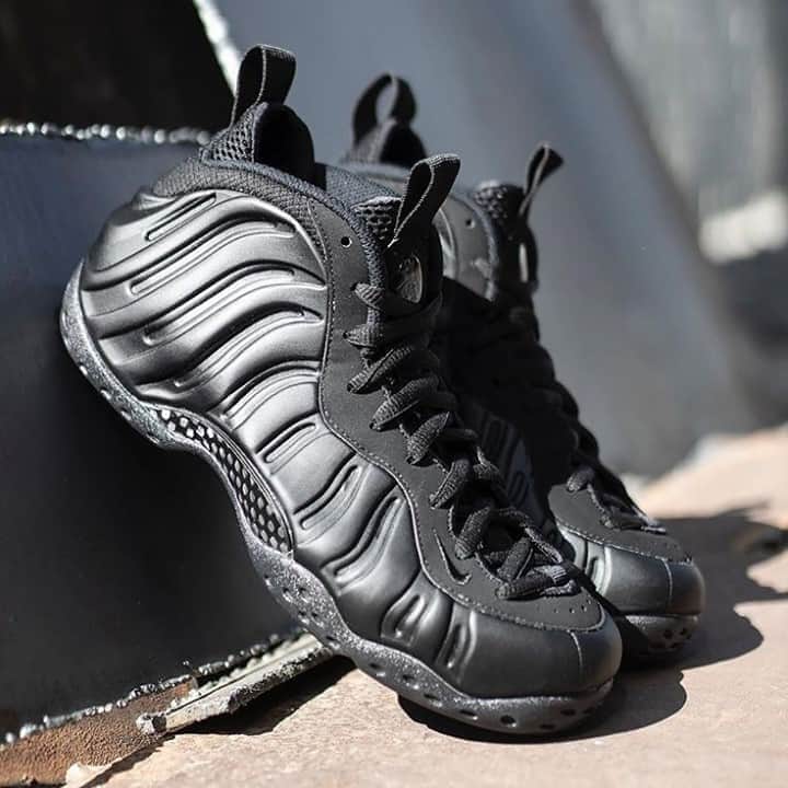 Sneaker Newsさんのインスタグラム写真 - (Sneaker NewsInstagram)「The Nike Air Foamposite One goes back to basics with the stealthy "Anthracite" colorway. Anyone still have a pair from '07? Hit the link in our bio to find out where to buy online.」10月15日 11時00分 - sneakernews