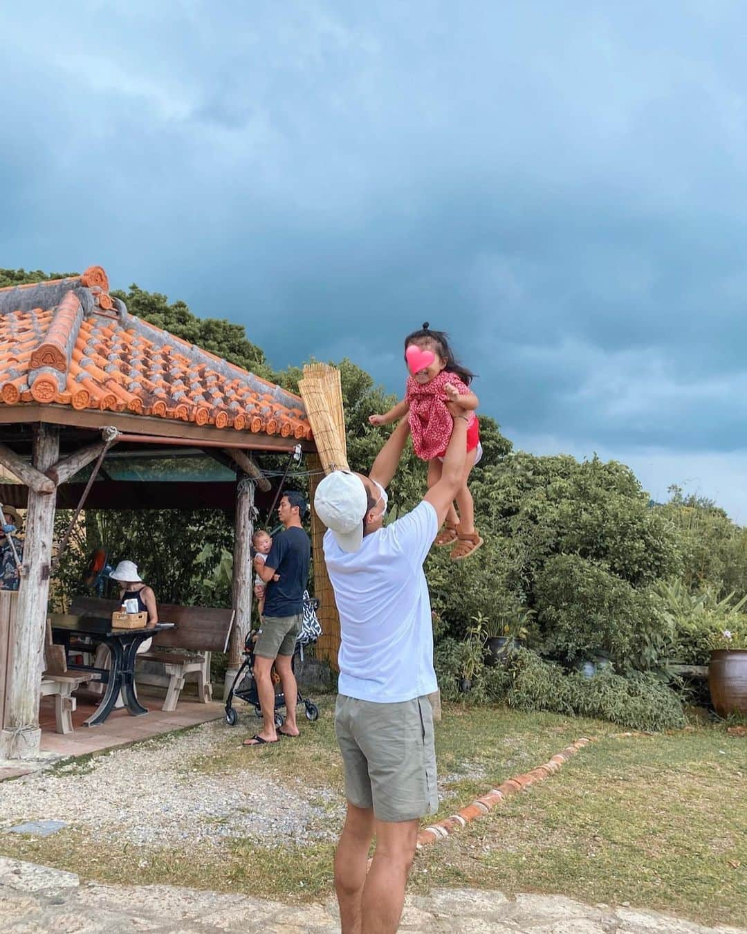 里見茜さんのインスタグラム写真 - (里見茜Instagram)「沖縄で女子だけの貴重な写真。 これだけ。笑  気づけばカメラロールはほぼ子供達の写真ばかりで大人で撮るのを忘れていた😂  昔から大好きな花人逢◎  ここのピザが本当に美味しくて、ロケーションも最高に気持ちいいので沖縄に来た時は必ず寄る場所✨  #6枚目と7枚目の写真は #6年前の私と現在の私 #だいぶ大人になりました 🍵 #花人逢」10月15日 10時54分 - satomiakane