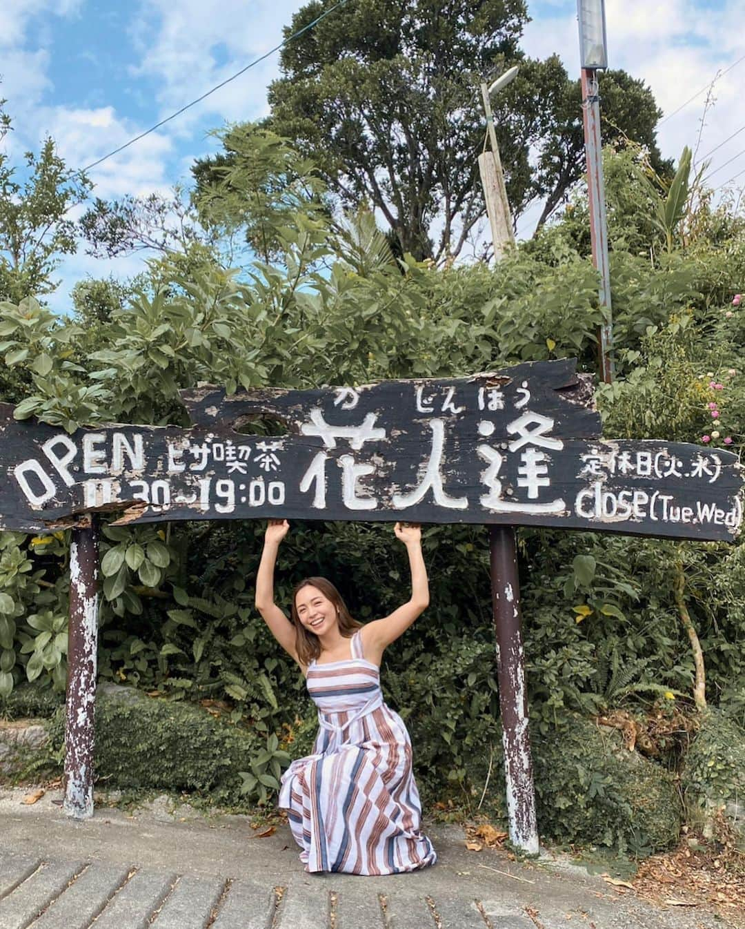 里見茜さんのインスタグラム写真 - (里見茜Instagram)「沖縄で女子だけの貴重な写真。 これだけ。笑  気づけばカメラロールはほぼ子供達の写真ばかりで大人で撮るのを忘れていた😂  昔から大好きな花人逢◎  ここのピザが本当に美味しくて、ロケーションも最高に気持ちいいので沖縄に来た時は必ず寄る場所✨  #6枚目と7枚目の写真は #6年前の私と現在の私 #だいぶ大人になりました 🍵 #花人逢」10月15日 10時54分 - satomiakane