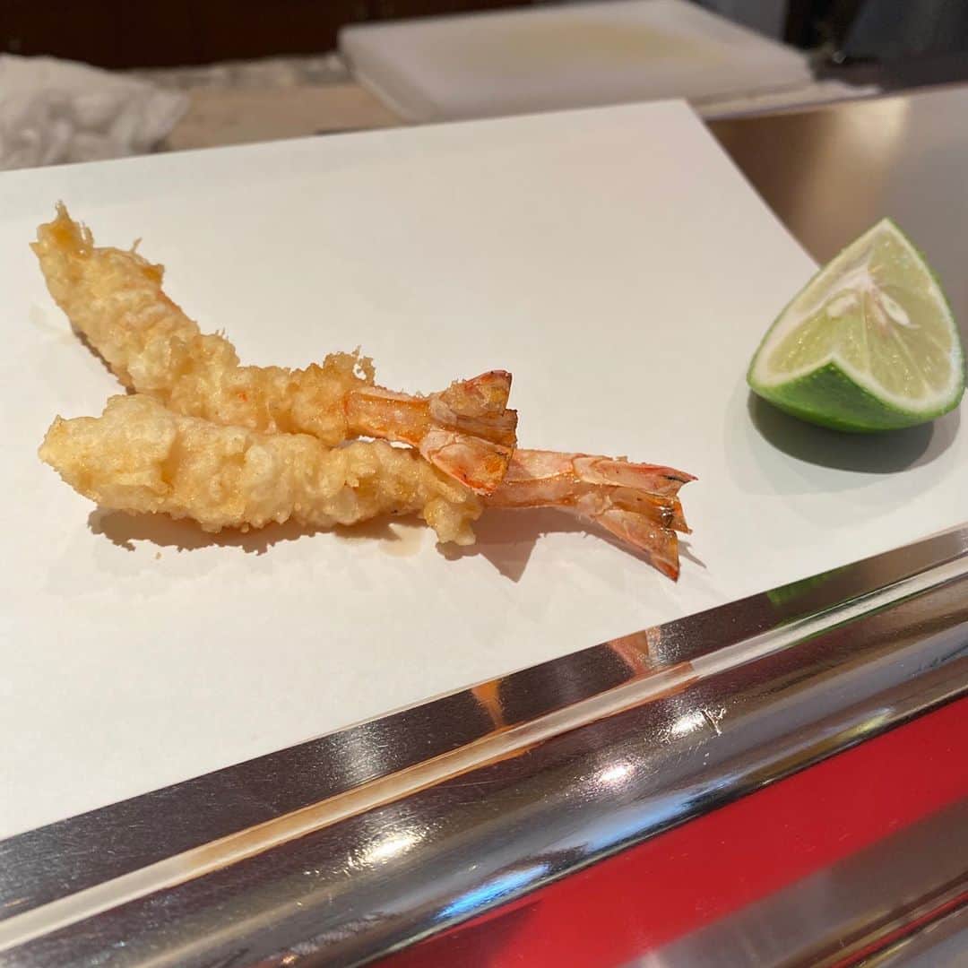 吉江瞳のインスタグラム：「博多旅行のメインは岩永の天ぷら🍤 紹介してもらって伺いました❤️ とにかく美味しくてランチなのに食べすぎました💦😂 お芋もすごーく甘くて 後明太子！うまうますぎてすぐなくなりました😭❤️ 欲張ってたくさん追加しちゃったけどランチだけでも大満足できるしとっても美味しかった😋 思い出したらよだれが止まらない❤️ #博多旅行 #天ぷら #天ぷら岩永」