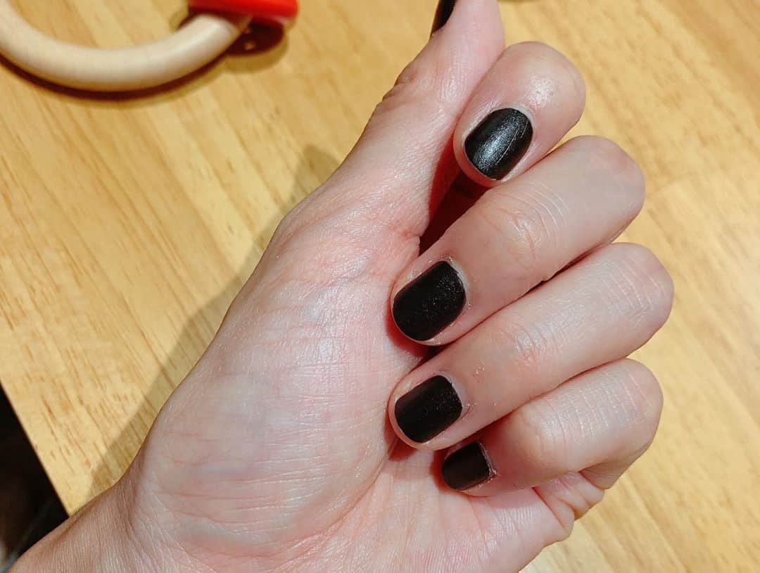 安田美沙子さんのインスタグラム写真 - (安田美沙子Instagram)「@nailsinc.jp  のネイル💅 リアルホットチョコレートのカラーは、チョコレートの香りがして、クンクン嗅いじゃってます。笑 . . . これから発売のマットなブラックを体験してきました❤️ 新鮮な気分。 短めの爪に塗るのが好き。 . . . #nailsinc #nail #chocolate  #brown #black #selenail #fall #oil #newcolor」10月15日 11時02分 - yasuda_misako