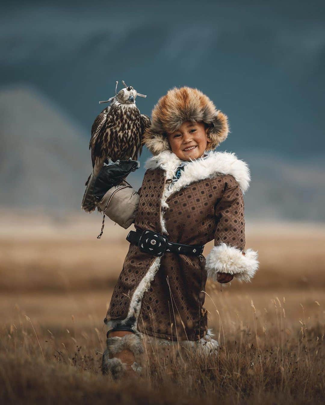 BEAUTIFUL DESTINATIONSさんのインスタグラム写真 - (BEAUTIFUL DESTINATIONSInstagram)「"My li'l ‘brother’ Dinslaam. 🦅 Since we first met in 2016 when he was just two years old, he has been calling me Aga (аға), which means big brother. Who wants to join me and meet Dinslaam?" 🇲🇳  Travels are made more memorable with friends that we make along the way. Tag friends you've met during travels and share your stories below! ❤️  📸 Photos and Words by @muenchmax 📍 Mongolia with @followthetracks」10月15日 11時04分 - beautifuldestinations