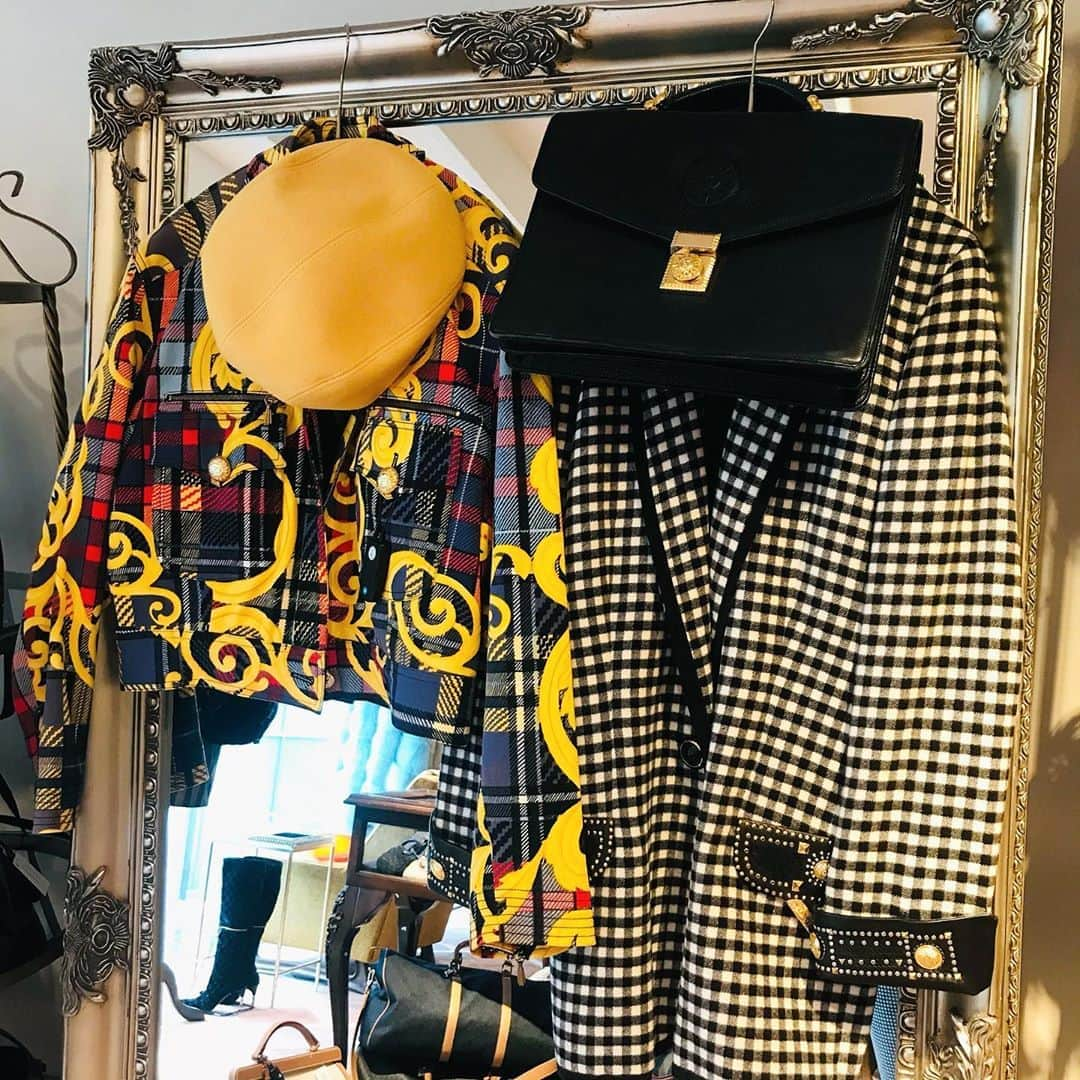 Vintage Brand Boutique AMOREさんのインスタグラム写真 - (Vintage Brand Boutique AMOREInstagram)「おはようございます🚕 AMORE vintage 青山店本日も11:00〜20:00まで通常通り営業しております！ 皆様のご来店を心よりお待ちいたしております🎷 AMORE Aoyama is open 11:00-20:00 today! Come visit us for the finest vintage luxury brands  collections! お問い合わせ /  for inquiries → ✉️info@amorevintagetokyo.com  #ヴィンテージ #ヴィンテージブランドブティック #アモーレ #アモーレトーキョー #表參道 #青山 #東京 #vintagebrandboutique #AMORE #amoretokyo #tokyo」10月15日 11時06分 - amore_tokyo