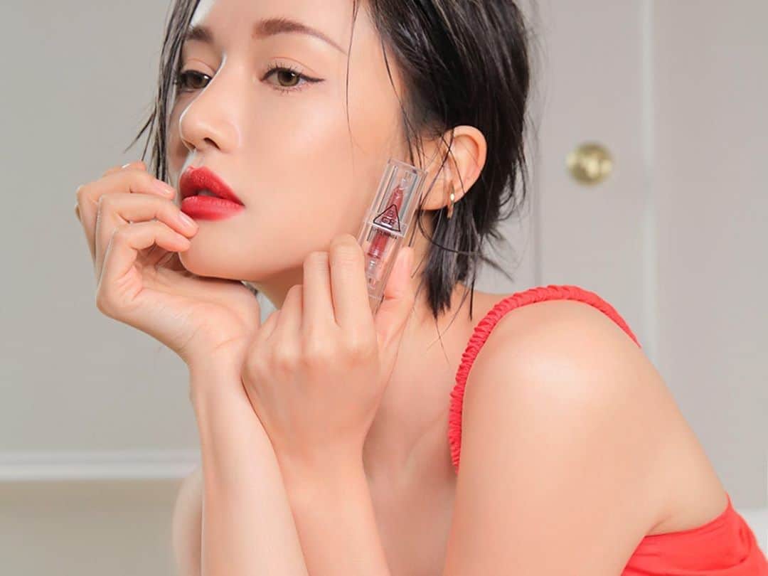 3CE Official Instagramさんのインスタグラム写真 - (3CE Official InstagramInstagram)「기분 전환을 위한 오늘의 #레드립_1 💋 3CE SOFT MATTE LIPSTICK #RED_MUSE 부드럽고 가벼운 텍스처가 입술을 보송하고 편안하게 연출해 주는 고 발색 소프트 매트 립스틱. 쿨하고 세련된 모던 레드 #RED_MUSE 컬러 - Refresh for today’s #Redlips_1 💋 Tender and light texture of 3CE SOFT MATTE LIPSTICK Helps you to act out high pigmentation comfortably. Cool and sophisticated modern red, #RED_MUSE #3CE #3CESOFTMATTELIPSTICK」10月15日 11時06分 - 3ce_official